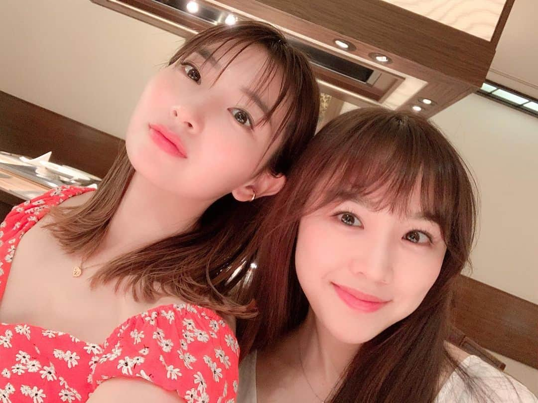 岸野里香さんのインスタグラム写真 - (岸野里香Instagram)「@annaishida_0527 ちゃんと贅沢ランチしたあ🥰 お腹いっぱいになるまで食べて幸せ✨✨✨美容と健康の話で盛り上がりまくり😚安ちゃんが詳しすぎな。笑 それから今日はアカリップのこなれbeigeつけてました🧡 朱里がインスタライブで「里香ちゃんはこなれベージュ！」って言ってたのでこの色にした！2枚目がリアルな色味かな😍(店内暗かったから💦)とぅるとぅるでしっかり色味も出て可愛いなぁ🧡  #アカリップ #こなれベージュ #添加物の話で盛り上がる #添加物って怖い #無添加でも一回疑えって言われたよ #はい先生 #安定に楽しい」7月14日 19時34分 - rikakishino_official