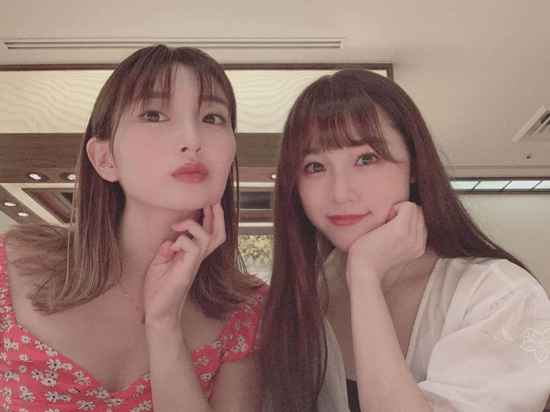 岸野里香さんのインスタグラム写真 - (岸野里香Instagram)「@annaishida_0527 ちゃんと贅沢ランチしたあ🥰 お腹いっぱいになるまで食べて幸せ✨✨✨美容と健康の話で盛り上がりまくり😚安ちゃんが詳しすぎな。笑 それから今日はアカリップのこなれbeigeつけてました🧡 朱里がインスタライブで「里香ちゃんはこなれベージュ！」って言ってたのでこの色にした！2枚目がリアルな色味かな😍(店内暗かったから💦)とぅるとぅるでしっかり色味も出て可愛いなぁ🧡  #アカリップ #こなれベージュ #添加物の話で盛り上がる #添加物って怖い #無添加でも一回疑えって言われたよ #はい先生 #安定に楽しい」7月14日 19時34分 - rikakishino_official