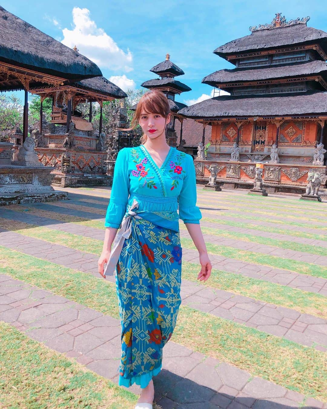 野崎萌香さんのインスタグラム写真 - (野崎萌香Instagram)「初めて行ったヒンドゥー教のお寺 batuan temple🌼🤲🇮🇩 . . . .」7月14日 19時36分 - moeka_nozaki