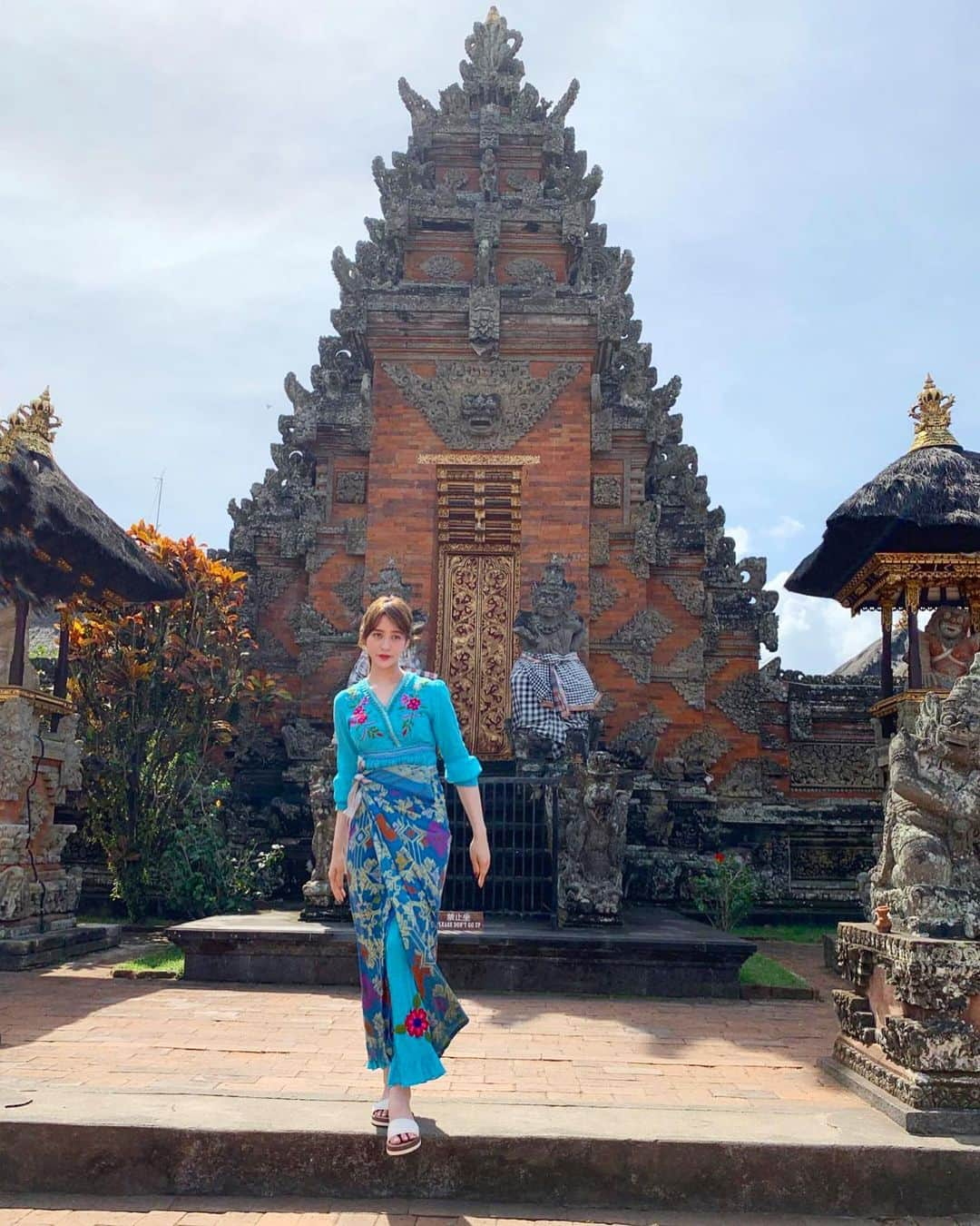 野崎萌香さんのインスタグラム写真 - (野崎萌香Instagram)「初めて行ったヒンドゥー教のお寺 batuan temple🌼🤲🇮🇩 . . . .」7月14日 19時36分 - moeka_nozaki