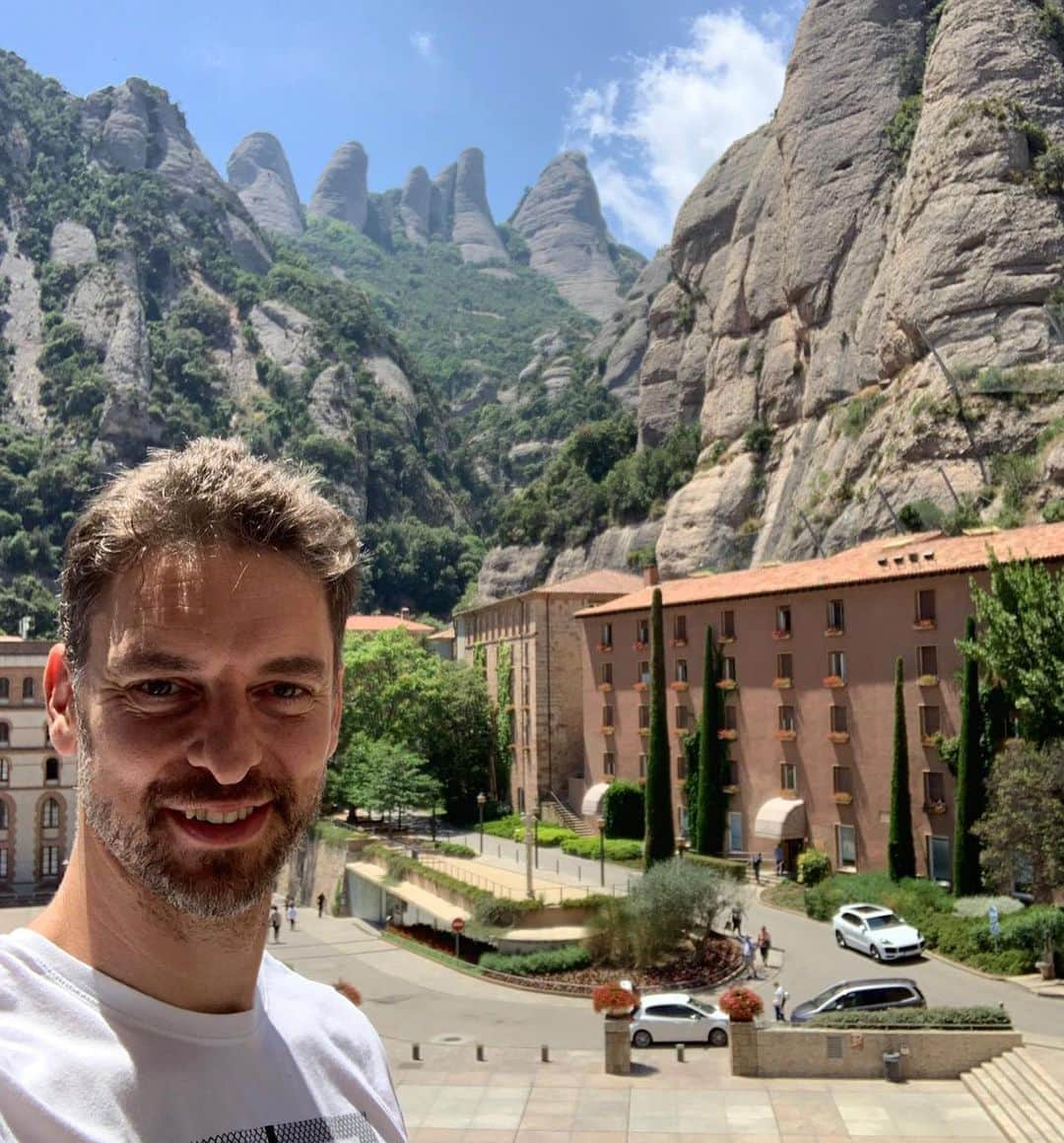 パウ・ガソルさんのインスタグラム写真 - (パウ・ガソルInstagram)「Montserrat, que maca ets! Montserrat, qué bonita eres! Montserrat, you're so beautiful!  #LaMoreneta⛰☀」7月14日 19時39分 - paugasol