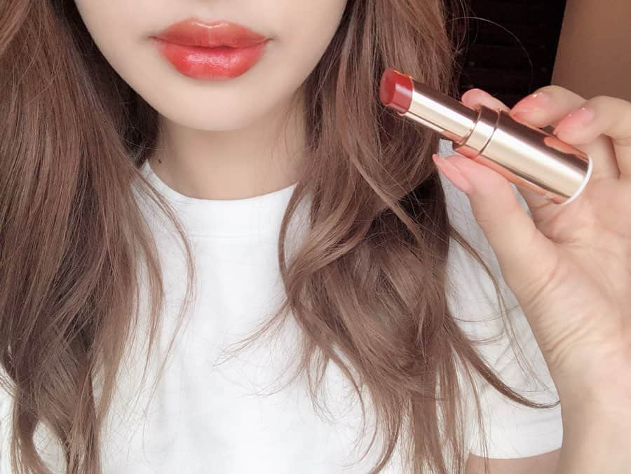 佐達ももこさんのインスタグラム写真 - (佐達ももこInstagram)「私の中で良すぎると話題のリップ💄﻿ ﻿ LANCOMEのラプソリュ マドモワゼルシャイン🌹﻿ ﻿ @lancomeofficial﻿ ﻿ 私が付けているのは168番の﻿ #透けチェリー のようなカラー🍒﻿ ﻿ んもう、めちゃくちゃ可愛すぎる。﻿ ツヤっぽい発色がすごく良くて、﻿ バームみたいにするする馴染むの😭❤️﻿ ﻿ これはリップクリームいらずの保湿感👏﻿ ﻿ 乾燥しちゃったり剥けちゃうって人にも﻿ 本気でオススメしたい！﻿ ﻿ ﻿ 7月19日に発売されるんだけど、﻿ もはやストックが欲しいくらい好き😭💋﻿ ﻿ ﻿ #LANCOME#透けチェリー#おいしいリップ#ランコム#PR#lip#lipstick#cosme#リップ#今日のリップ﻿」7月14日 19時39分 - sadamomodayo