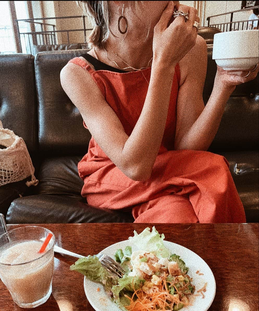 Erikaさんのインスタグラム写真 - (ErikaInstagram)「lunchday 🍴 shot︰ .  楽しい時間ってあっちゅーま🥺 ︰ . ♡ｔᑋᵃᐢᵏ ᵞᵒᵘ ¨̮ for always setting the time♡Love♡ .  #salopette @select.shop.jbg  #pierce @ryoko_reve_amour 【handmade】 #necklace @mimitoujours ︰ . . #cafe #cafe大阪 #cafe巡り #lunch#lunchtime #accessory#pierce#handmade#オシャレcafe #サラダバー#ランチ#ランチ巡り#デート#お喋り#cafe活 #大阪ランチ#mamagirl #locari #ponte_fashion #mery #mineby3mootd #fashion#hair」7月14日 19時42分 - 911erika