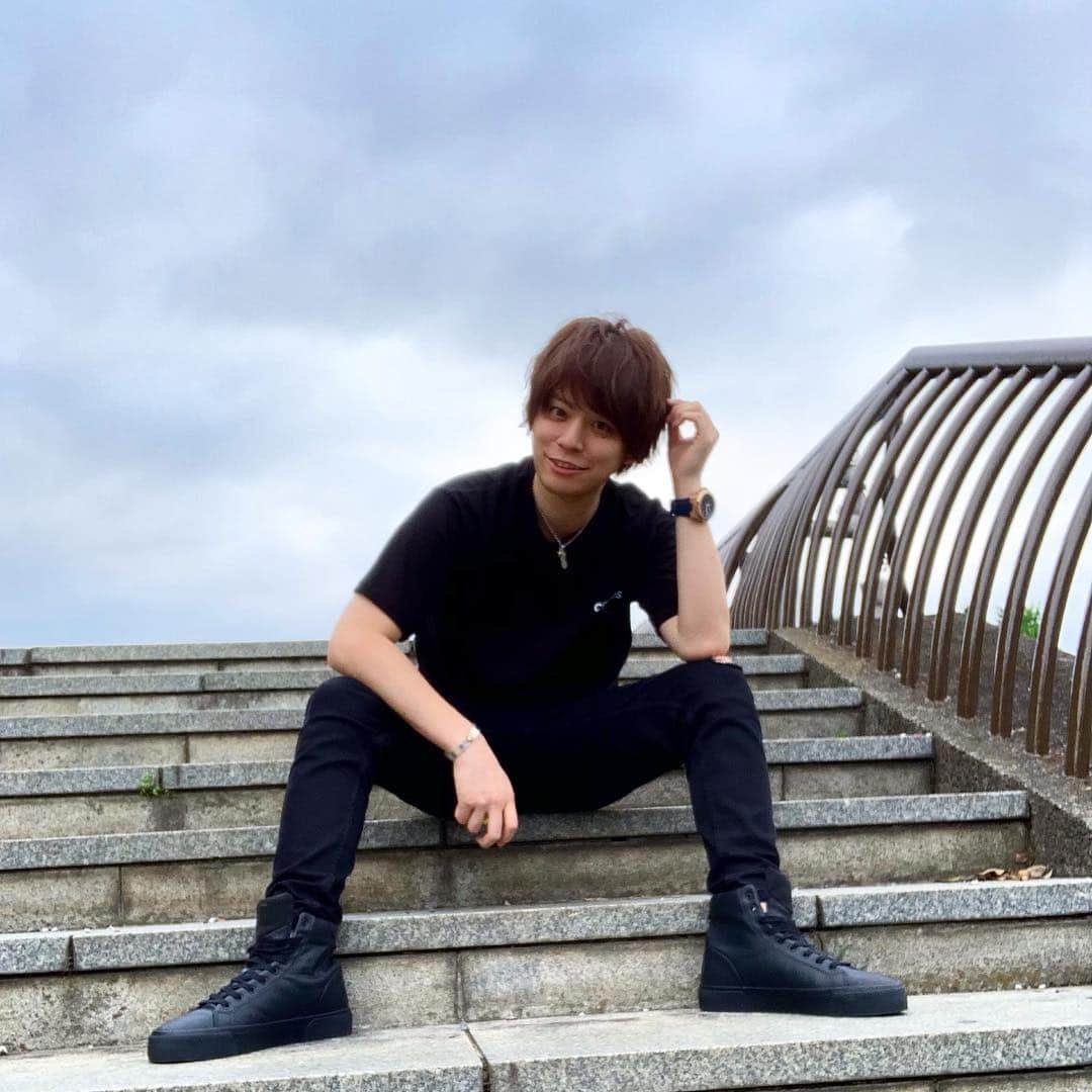 松村淳平のインスタグラム：「明日はゴルフなのですが、本日ジムで足の全パワーを持っていかれ、立つこともままなりません。 生まれたての子鹿のような歩き方でプルプルしながらどうにか家路につきました。。 ジムのトレーナーには「明日のゴルフのスコアは確実に落ちますね！でも体重も落ちますよ！」と笑顔で言われました。 どうにか体重だけでも落ちてますように。。 . #mensfashion #zara #supreme #ronherman #palmangels #offwhite #dior #ootd #balenciaga #blackfashion #allblack」