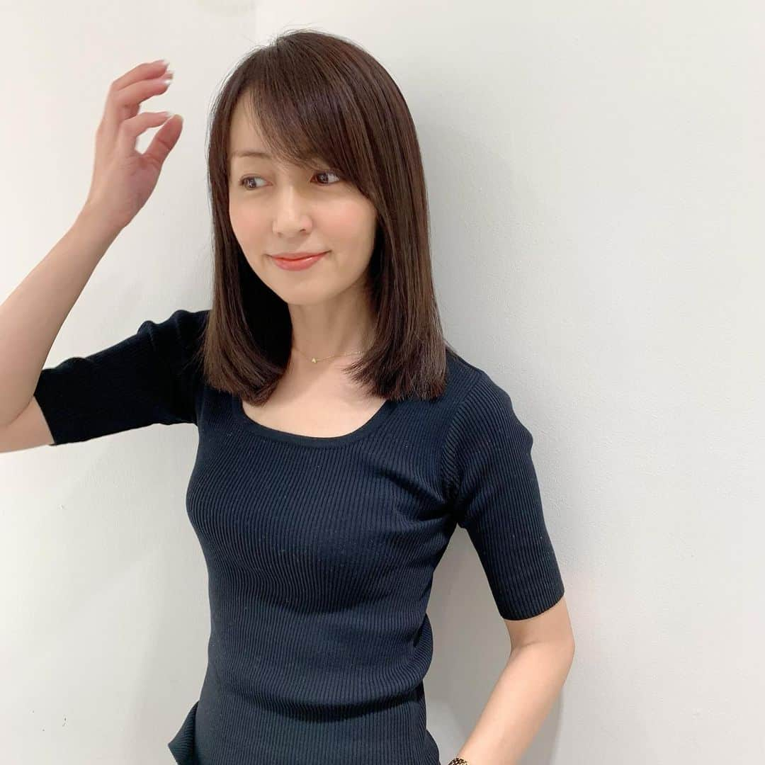 矢田亜希子さんのインスタグラム写真 - (矢田亜希子Instagram)「カラーリングとしっかりトリートメントとヘッドスパでつるつるすっきり‼︎しばらくハイライトはお休み。ダークカラーに。 #air#air銀座#airginza#ヘラカラー#トリートメント#ヘッドスパ 半袖ニットは#webalamoda #webalamodabyakikoyada」7月14日 19時47分 - akiko_yada