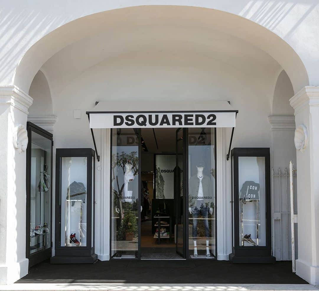 ディースクエアードさんのインスタグラム写真 - (ディースクエアードInstagram)「The Dsquared2 store, in the mediterranean summer central Capri. A store custom designed for a lavish shopping experience. Come and visit, at Via Camerelle, 81 - Capri #Dsquared2 #D2Stores」7月14日 19時50分 - dsquared2