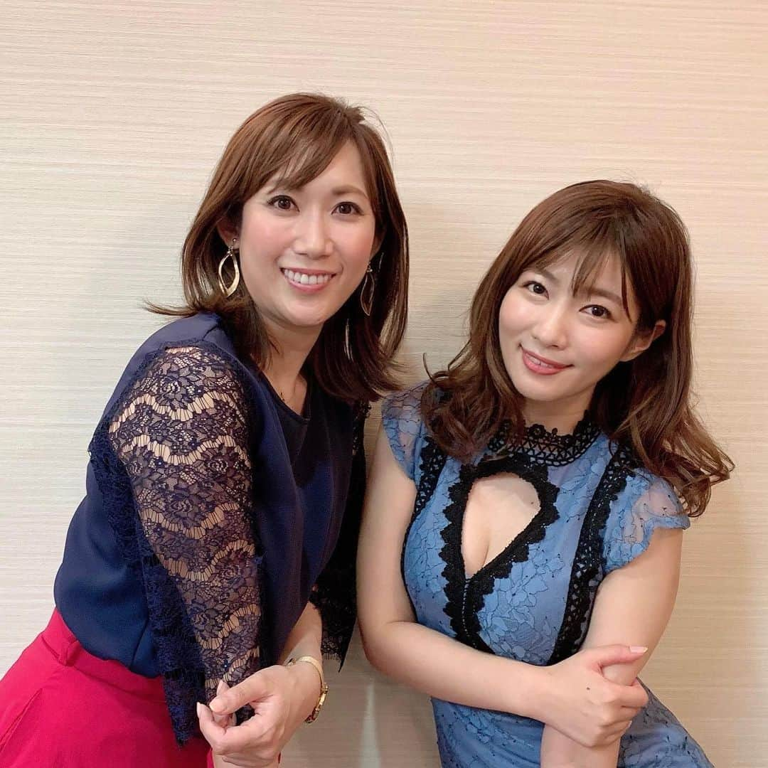 丹羽真由実さんのインスタグラム写真 - (丹羽真由実Instagram)「. . 昨日は中京競馬場でグラビアアイドルとして活躍中の 石岡真衣さんのトークショー&予想会&抽選会でした🏇 豊田出身ですから地元のお友達も見に来てくれていましたね！！ . 石岡さんはグリーンチャンネルの パドックキャスターを務めていただけあって競馬にお詳しい！！ 私と同じくゴールドシップ好きというのも判明して ワイワイと楽しい女子会トークのように盛り上がりました💕💕 写真集や競馬教室にも沢山のご応募ありがとうございました。 そして沢山の方にお集まり頂きありがとうございました😊 . そして‼️ 石岡さんにセクシーポーズを教えてもらったんですが… あれ？！なんか、違う〜〜😂😂😂💦 . . #石岡真衣 さん #トークショー  #中京競馬場 #JRA #競馬 #サラブレッド #馬 #🏇 #トークショー司会 #予想会 #抽選会 #競馬番組担当してましたが当てるのは難しいね  #アナウンサー #司会 #丹羽真由実 #お疲れ様でした✨  #セクシーとは無縁😂」7月14日 19時51分 - mayumi_niwa