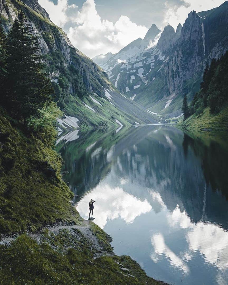 Discover Earthさんのインスタグラム写真 - (Discover EarthInstagram)「Have you ever seen a lake with a reflection as incredible as this one ? What do you think about it ?🇨🇭 Share this with someone you want to discover Switzerland with ! — 📍#DiscoverSwitzerland — 📸 Photo by @aventouro」7月14日 19時54分 - discoverearth