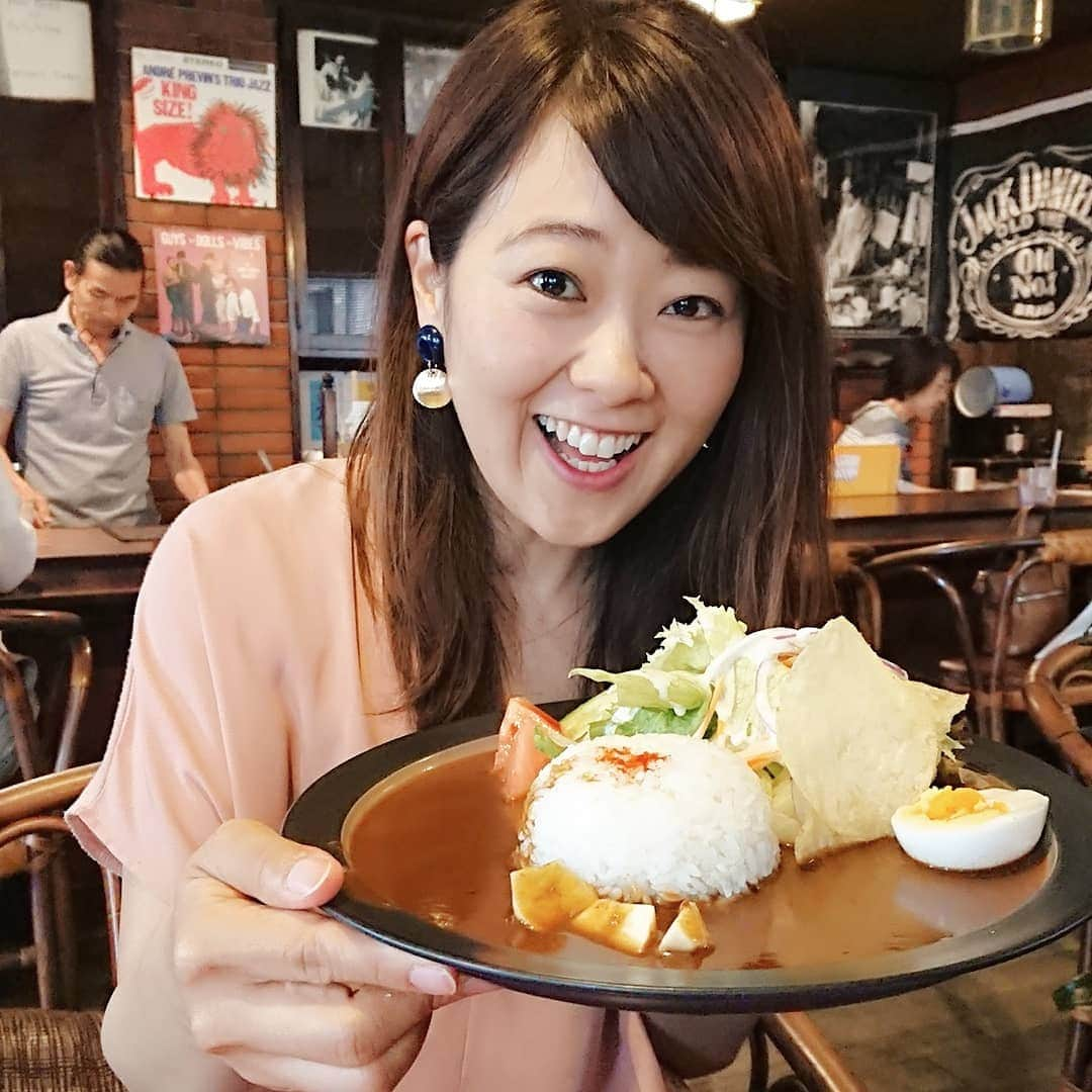 滝香織さんのインスタグラム写真 - (滝香織Instagram)「#ぶんぶん の#カレー #よるマチ 以来、久しぶりに訪れました🎵 なんと、カレーに#バナナが入ってるんです✨ 好みは分かれるかもしれませんが、私は好き！！ スパイシーなカレーに、バナナの甘さがアクセントになって、なんとも美味しいんです😆  #ジャズ が大好きな#マスター #jazz を聞きに行きたいという方にもおすすめですよ。  #喫茶店 #カフェ #cafe #coffee #curry #松山カフェ #松山ランチ #愛媛 #あいテレビ #アナウンサー」7月14日 19時56分 - kaorin_taki