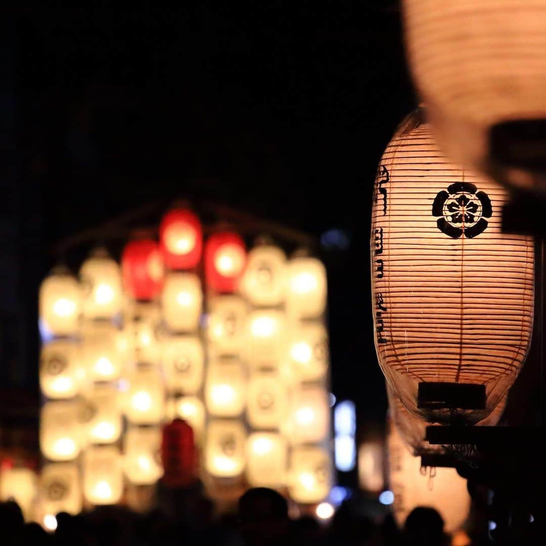 Gekkeikan Sake Officialさんのインスタグラム写真 - (Gekkeikan Sake OfficialInstagram)「. ----- The Gion Festival ----- The Gion Festival is ranked as one of Japan’s top three festivals. Held during the entire month of July, this event-filled festival is known as a special summer attraction in Kyoto City. . #gionmatsuri #gionfestival #festival #yamahoko #komagata #lantern #lanterns #float #floats #summer #japan #kyoto #gekkeikan #gekkeikansake #sake #japanesesake #ricewine #sakegram #祇園祭 #山鉾 #駒形提灯 #提灯 #祇園囃子 #夏祭 #京都 #月桂冠 #日本酒 #清酒」7月14日 20時00分 - gekkeikansake