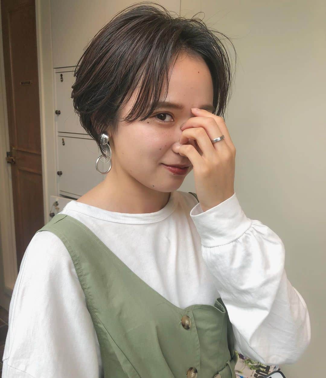 カワシリアツシのインスタグラム：「ちえみさん @cyoshi___ のショート✂︎ ・ ・ ・ ・ブリーチの回数がわからない。 ・値段が気になる。 ・ダメージが心配。など なんでもご気軽にご相談ください😊 ・ ご予約やご相談はDM・LINEにて待ちしております🙆‍♂️ ・ ・ ・  #アディクシー #イルミナカラー  #外国人風カラー #ミニボブ #切りっぱなしボブ #ハイライト #外ハネ #グラデーション #外国人風 #ポートレート #美容室 #美容院 #美容学生 #撮影 #東京 #渋谷  #ショートヘア #グレージュ  #ブルージュ #ブリーチ #portrait #フィルムカメラ #hairstyle #ショートカット #haircolor #ハイトーン #데일리룩 #时尚 #แฟชั่น#デジキュア」