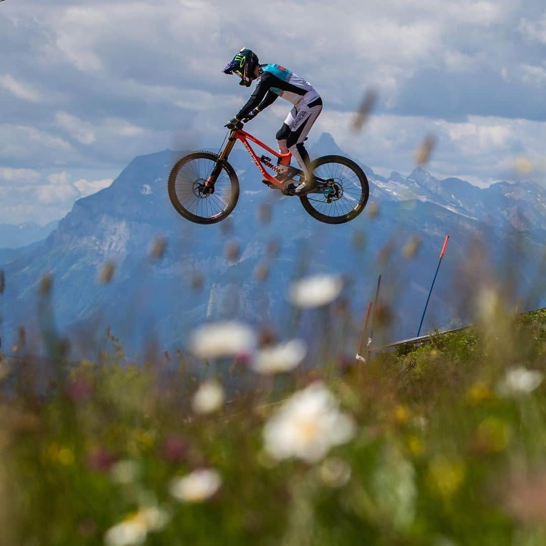 Shimanoさんのインスタグラム写真 - (ShimanoInstagram)「Send it Sunday🤘#ShimanoMTB #Saint @madisonsaracen 📷 @michalcervenyphoto」7月14日 20時00分 - rideshimano