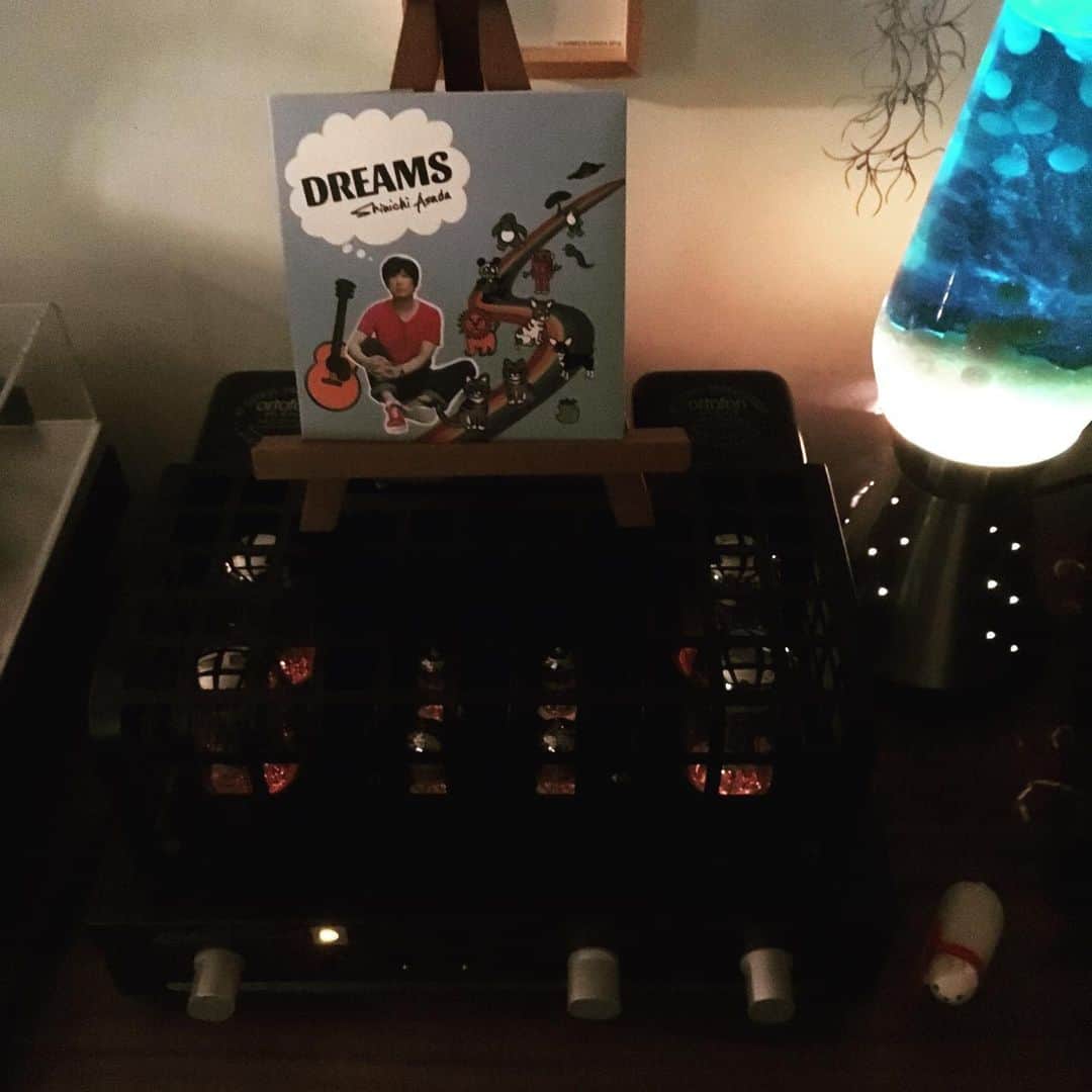 のインスタグラム：「💿💿💿 様々な環境で音質チェック中👂 ジョギング中を入れると今日はこれで聴くの5回目🖐 自分で言うのも何だけどミックスもマスタリングも完璧✨最高音質レベルのCDができたよ💿  嬉しすぎて記事連投すみません🙏  #浅田信一ニューアルバム #浅田信一ドリームズ #浅田信一クアトロ」