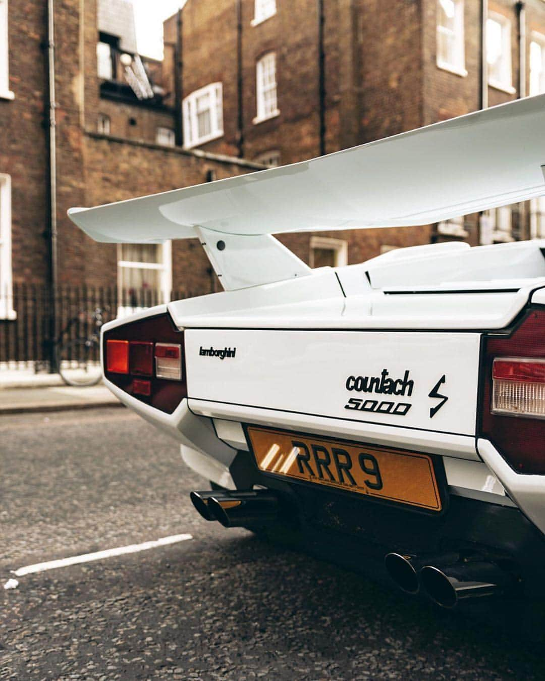 @LONDON | TAG #THISISLONDONさんのインスタグラム写真 - (@LONDON | TAG #THISISLONDONInstagram)「@masterkrishan with #ASundayCarPic and The Wolf of Green Street 📸 by @tfjj 🔥 An absolute icon - the Lamborghini Countach LP5000S! Tag someone 👇🏼 who needs a blast from the past! 🚗💨 | #thisislondon #supercarsoflondon #londonlife #80sPosterCar #Lamborghini #Countach #LP5000S #RRR #lamborghinicountach」7月14日 20時04分 - london