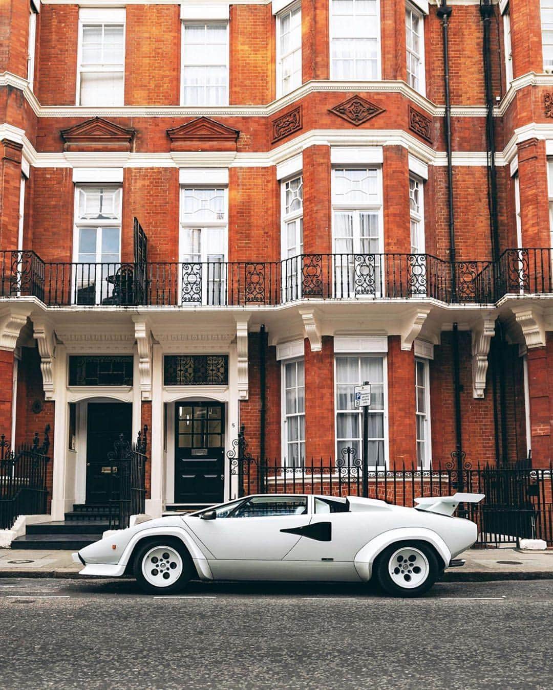 @LONDON | TAG #THISISLONDONさんのインスタグラム写真 - (@LONDON | TAG #THISISLONDONInstagram)「@masterkrishan with #ASundayCarPic and The Wolf of Green Street 📸 by @tfjj 🔥 An absolute icon - the Lamborghini Countach LP5000S! Tag someone 👇🏼 who needs a blast from the past! 🚗💨 | #thisislondon #supercarsoflondon #londonlife #80sPosterCar #Lamborghini #Countach #LP5000S #RRR #lamborghinicountach」7月14日 20時04分 - london