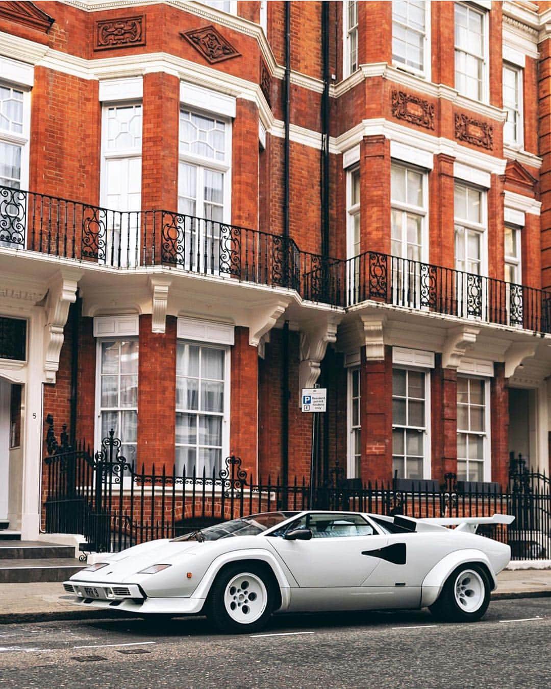 @LONDON | TAG #THISISLONDONさんのインスタグラム写真 - (@LONDON | TAG #THISISLONDONInstagram)「@masterkrishan with #ASundayCarPic and The Wolf of Green Street 📸 by @tfjj 🔥 An absolute icon - the Lamborghini Countach LP5000S! Tag someone 👇🏼 who needs a blast from the past! 🚗💨 | #thisislondon #supercarsoflondon #londonlife #80sPosterCar #Lamborghini #Countach #LP5000S #RRR #lamborghinicountach」7月14日 20時04分 - london