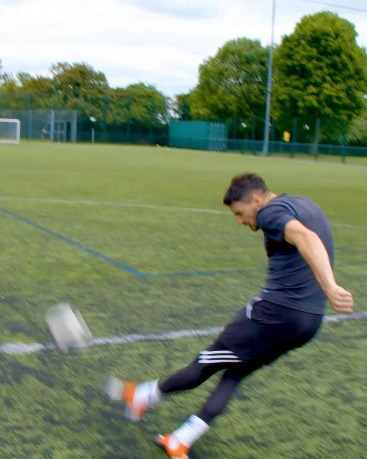 F2Freestylersのインスタグラム：「😱😳 BILLY 1 - 0 GO PRO 🎯 🎥 FULL VIDEO LINK IN BIO #headshot」