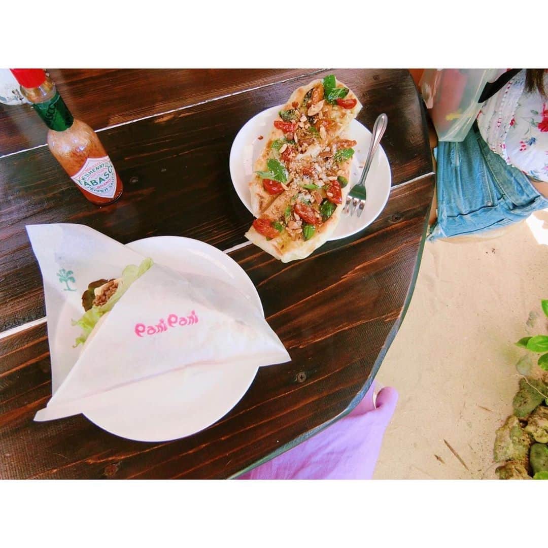 的場絢香さんのインスタグラム写真 - (的場絢香Instagram)「🏖﻿ ﻿ 来間島。﻿ ﻿ 小さい島だけど、﻿ ジャングルの中のカフェとか﻿ 映えなスムージショップとか﻿ かわいい雑貨屋さんとか﻿ いろいろあった🌴✧﻿ ﻿ 宮古島のまわりには車で行ける島が﻿ いくつもあるからドライブ楽しい~~🚘♩﻿ ﻿ __________________________________ #マトバ旅 #宮古島 #来間島 #沖縄 #ハンモック #スムージー #映え #miyakojima #kurimajima  #aozoraparlor #panipani」7月14日 20時19分 - ayaka_matoba