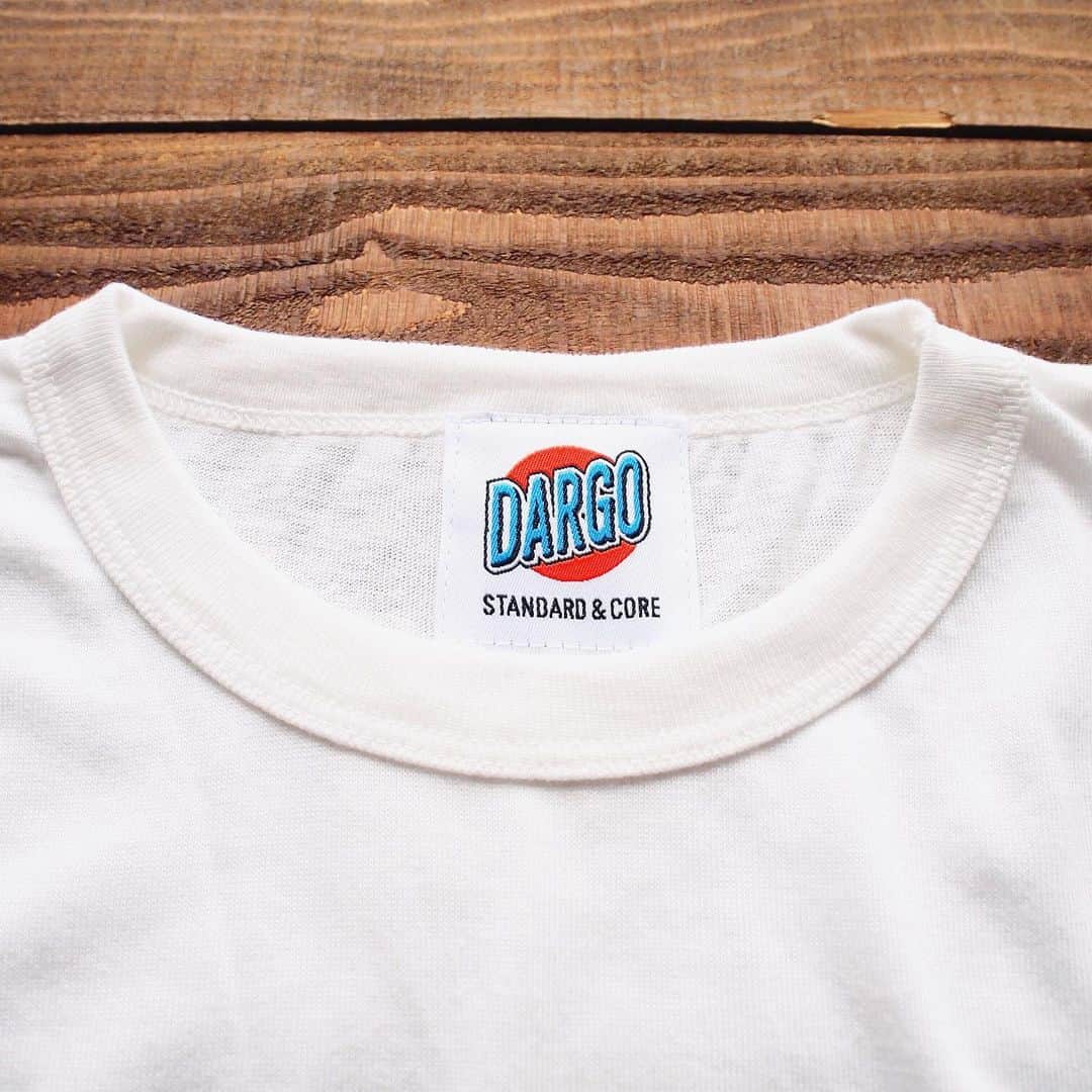 DARGO T-shirt &Sign Artさんのインスタグラム写真 - (DARGO T-shirt &Sign ArtInstagram)「DARGO 2019 Spring & Summer "THE EXHIBITION OF LOCALISM" ------------------------ DARGO初期デザインの復刻リクエストが多数あったため今回復活です！そして個人的にも気分だったので。 ですが、またしばらくしたらオーダー終わると思います。ひとまず夏の間は継続リリース予定です◎ オールドLevisと合わせたい一枚。足元はビルケンとかVANS, コンバースとか。変わらない王道のアメカジの雰囲気で。 ------------------------ 【DARGO】 "HAVE A GOOD DAY" T-shirt color：VANILLA WHITE size：XS, S, M, L, XL Hand Printed in Kumamoto, Japan. 4.4onz Right Weight. 38-38-24 / TRI BLEND 水性染み込みインク1版構成 ------------------------- DARGO Hand Screen Printed T-shirt Printed in Kumamoto, Japan. ------------------------- #dargojapan #dargo2019ss #kumamoto #vintagestyle  #california #californiastyle #熊本 #熊本市 #アメカジ #tシャツ #熊本tシャツ」7月14日 20時12分 - dargo_japan