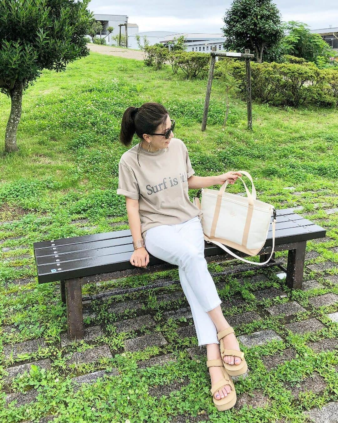 chiyo1173さんのインスタグラム写真 - (chiyo1173Instagram)「#outfitoftheday  今日と明日で小旅行。 昼過ぎまでは土砂降り雨でどうしようかと思いましたが、何とか雨も上がりました✨✨ ・ ・ これから宿の温泉入って ゆっくりしたいと思います。 ・ ・ 2枚目は前回も来た時にいた三毛猫ちゃん🐈 前は寄ってきてくれたのに、 今回はそっぽ向いてそそくさと行っちゃった〜(T_T) 3枚目は久しぶりに撮ってもらった私のサーフィン動画🏄‍♀️ お天気悪くても波はそれなりに楽しめる波でした。 ・ ・ t-shirt：#deuxiemeclasse  pants：#ronherman #ロンハーマン  bag：#llbean #エルエルビーン  shoes：#suicoke #スイコック × #ドゥーズィエムクラス ・ ・」7月14日 20時16分 - chiyo1173