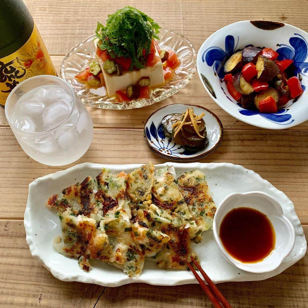 aya*** さんのインスタグラム写真 - (aya*** Instagram)「* 2019.7.14 Sunday * * 今日の#おひとりさま ご飯 * ○ハーブシュリンプとニラのカリカリもっちりチヂミ ○冷奴(トマトオクラ大葉乗っけ) ○自家製きゅうりのキューちゃん ○ナスとパプリカの甘酢炒め * 今日のメインはクラシル @kurashiru さんのミールキット、 「ハーブシュリンプとニラのカリカリもっちりチヂミ」 * こちらのキットは冷凍便！ 今回は流水解凍したエビを半分にスライスしただけで、 チヂミに使う玉ねぎやニラはカット済み！ 材料をよーくよく混ぜたら あとはこんがり焼くだけで美味しいチヂミの出来上がり😊 * レシピタイトル通り、表面はカリッカリ、中はモッチモチで  付属のタレがまた美味しい♡ * 今回もお得になるクーポンを発行していただきました↓ 【クーポンコード】aya_aya1128  ミールキットが気になる方は @kurashiru プロフィールにある URLをアクセスしてみてくださいね😊 * * 何年か前にいただいた、沖縄土産の泡盛が 美味しすぎて飲みすぎてまう😂 * * #クラシルミールキット #クラシル #dinner#foodpic#igersjp#locari_kitchen#Japanesefood#aya_aya飯#locari#家飲み#家呑み#泡盛#今日の晩ごはん#フーディーテーブル#おうち和ごはん#夏野菜で彩る文月  #晩ごはん#晩ご飯#夜ごはん#夕飯#夕食#おうちごはん#料理#暮らし#日々#日々の暮らし#おうちごはんLover#常備菜#作り置き」7月14日 20時17分 - aya_aya1128