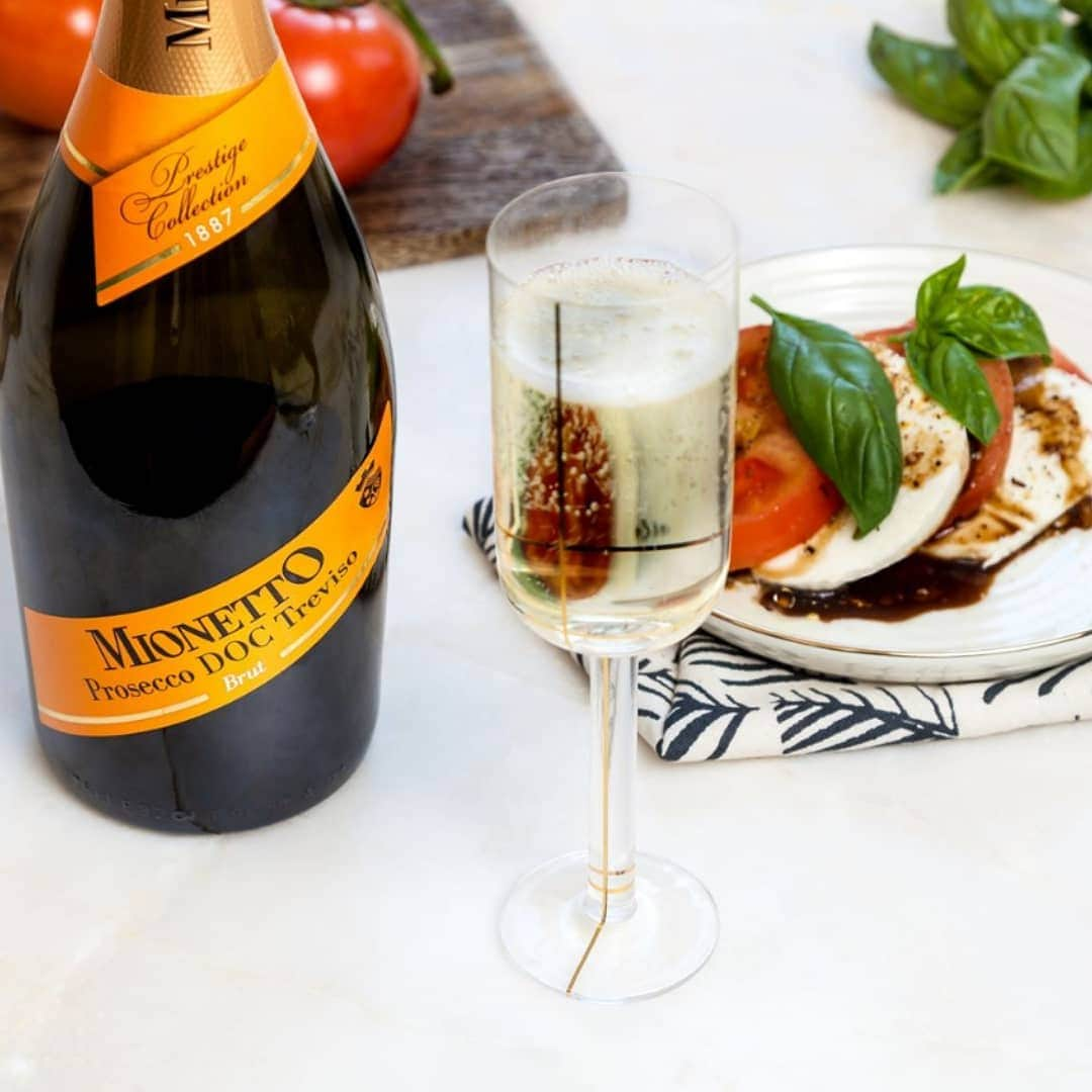 Mionetto Prosecco Suomiさんのインスタグラム写真 - (Mionetto Prosecco SuomiInstagram)「🍅 Insalata capresea kutsutaan insalata tricoloreksi, kolmiväriseksi salaatiksi. Trikolori viittaa Italian lippuun, värit ovat samat kuin caprilaisella salaatilla. 🇮🇹 #kuplivamionetto #mionettoprosecco #mionetto #prosecco #caprese #insalatatricolore #kuohuviini #kesäjuhlat #kesä #juhlat #häät #mionetto_fi」7月14日 20時18分 - mionettoproseccofinland