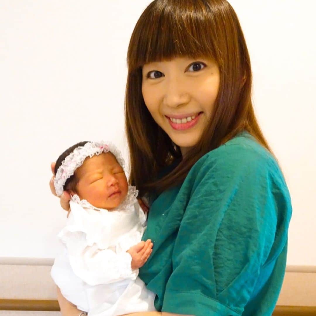 小泉エリのインスタグラム：「✩.*˚ご報告✩.*˚ いつも応援して頂いてありがとうございます💕  7月7日、七夕の日に2996ｇの女の子を出産しました☺️ 母子共に健康です🥰  出産前は、短冊にお願い事をしっかりと書いて今か今かと楽しみにしていました🎋🌌✨ 産まれてきてくれた瞬間、｢がんばってくれてありがとうー！！！｣と思わず涙が出ました😭  2歳のお姉ちゃんはいつもお腹をなでなでしながら妹に会えることを楽しみにしてくれていました👧  でも、初対面の時はマジマジとただ見つめていましたが、すぐに妹を指さして、｢ねんねー！｣と言ったり足をつんつんしたりして遊んでくれていました😉  これから大変なことも多いかもしれないですが、姉妹の笑顔に癒されながら頑張っていきたいと思います😋  これからも応援よろしくお願いします☺️」