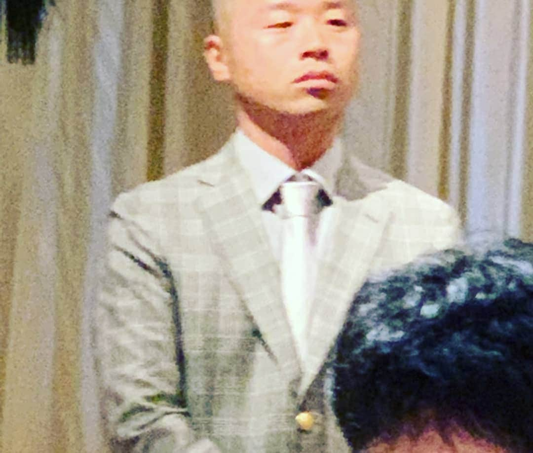 山名文和さんのインスタグラム写真 - (山名文和Instagram)「秋山さんの結婚式。  おめでとうございます！  司会させてもらいました。  これは、たまたまの顔です。  僕はずっと笑顔でしたよ。」7月14日 20時36分 - fumikazu_yamana