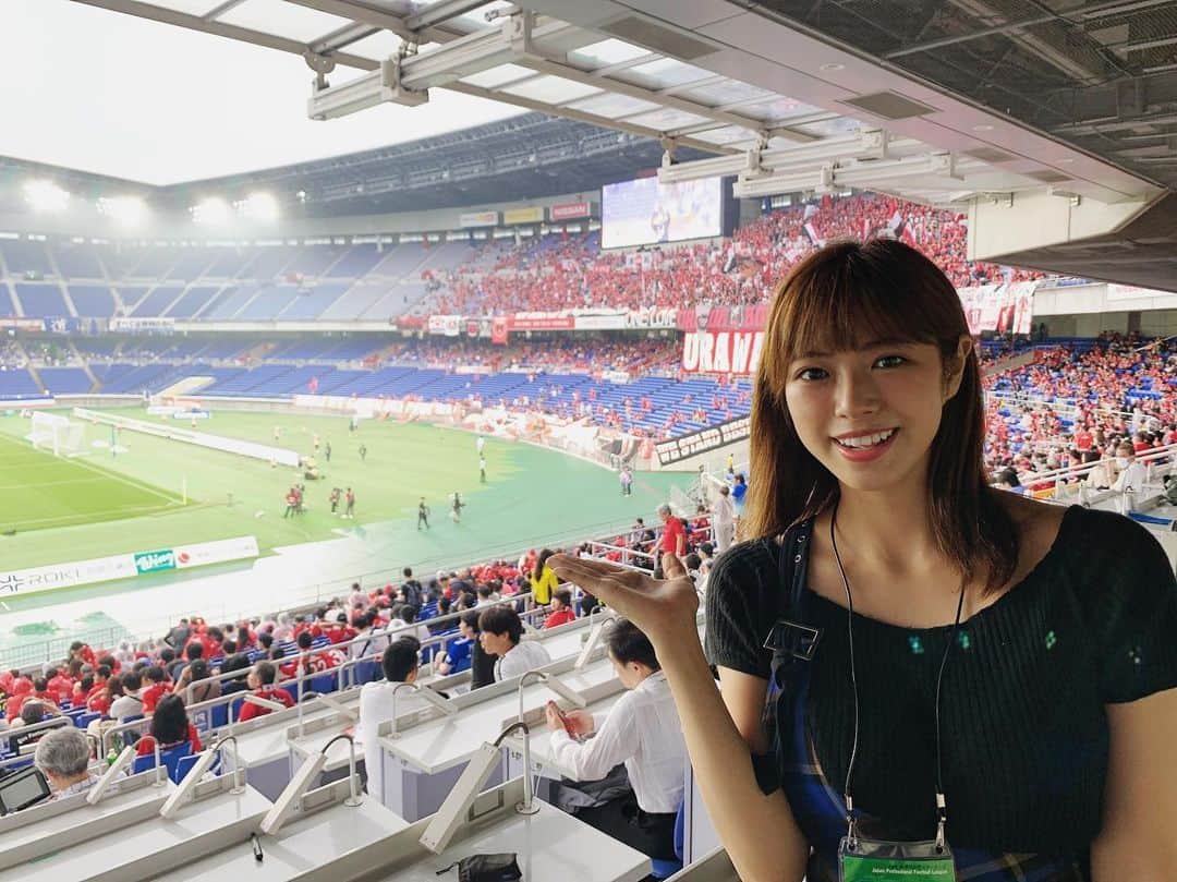 わちみなみのインスタグラム：「7/13﻿ レッズ🆚マリノス﻿ はじめての日産スタジアム！﻿ ﻿ 試合開始前のキラキラのパフォーマンスに﻿ 見惚れ、始まるのを楽しみに待っていました！﻿ が、﻿ 負けちゃいました、、💦﻿ ﻿ ホームで3-0で敗戦して悔しかったこともあって﻿ より勝利を望んだ相手だったけれど、、！﻿ ﻿ 相手が自信満々にプレーしていて、﻿ なんだか悔しくて﻿ 泣きそうになってしまいました😔﻿ ﻿ 判定でごちゃっともした試合でしたが、﻿ 後半、集中して1点返しくれて😭✨﻿ ﻿ その後もチャンスを作ろうとする選手の﻿ みなさんの姿勢をみて﻿ また次頑張ってほしい❗️と強く思いました。﻿ ﻿ 次節は磐田戦ですね！！﻿ 応援するぞ✨✨ #浦和レッズ #Jリーグ #マリノス  試合前に撮ったので笑顔です💦！」