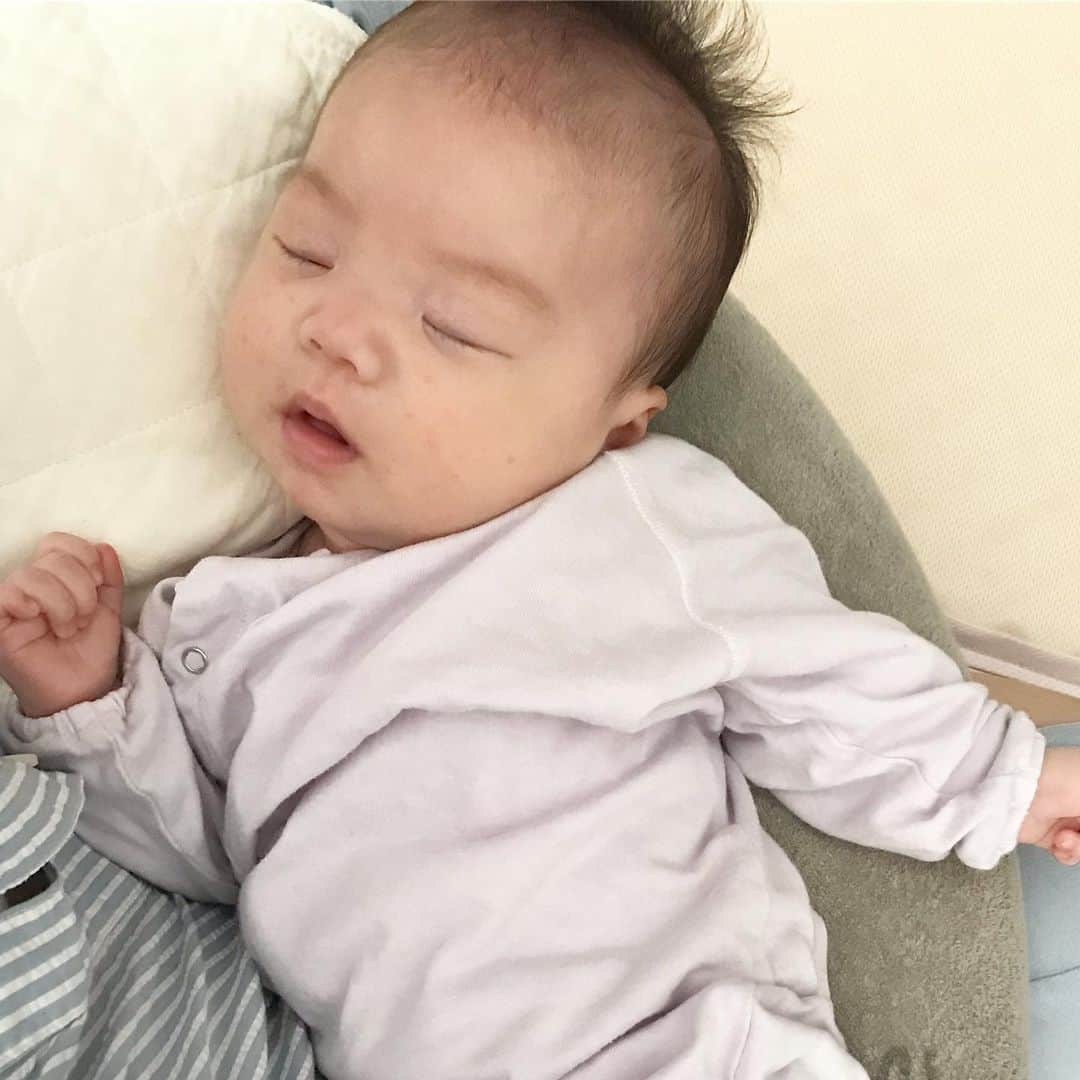 濱中鮎子のインスタグラム：「誰ですか？もう5キロ超え出した人は....🤭 * #重いと思った #ダブルばぁば生活が終わりました #おかげで仕事行けた😿 #感謝しかないです #2人の母 #明日からばぁば1人体制 #甘えすぎてて今後が怖い  #お嬢 #すくすく #生後41日 #5080g」