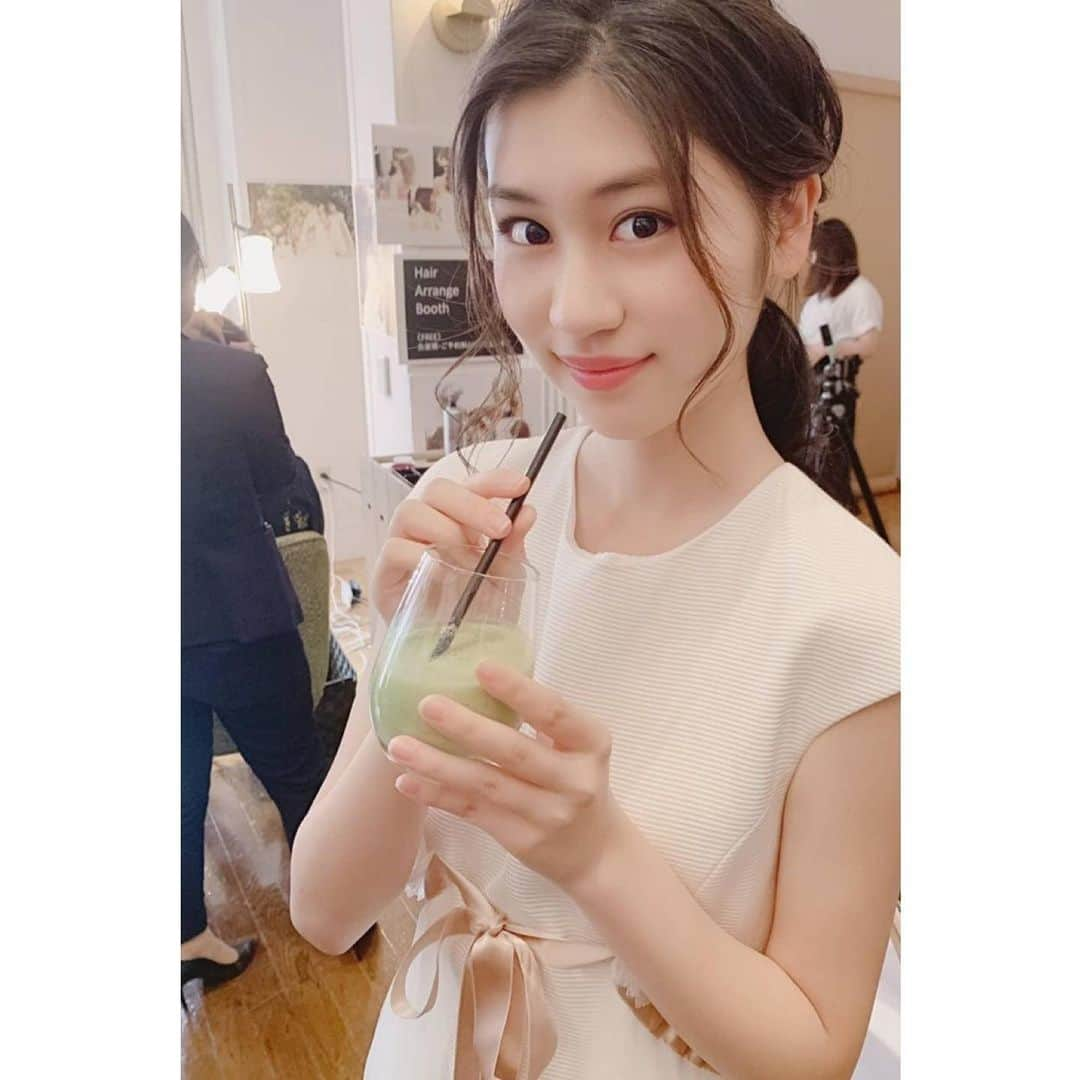 二木蒼生さんのインスタグラム写真 - (二木蒼生Instagram)「#二木蒼生 * Provence Festa-食と美のエンターテイメント- * ❶青いドリンクはピーチ×パイン×あと忘れちゃった😝をMIXしたジュース🍹 青色になるなんて不思議ですよねぇ😳 持ってるのはジュースだけど、大人な雰囲気で撮ってもらいました😁 * ❷動画は、ゼロポイントテストの様子🎥 自分が今一番欲してる要素がわかるらしい！ 私は小松菜、バナナ、豆乳でした♪ * ❸このスムージーほんっとにおいしくて🤤 なめらかな口当たりで家で作るのとは全然違った‼︎ * #villasdesmariages #ヴィラデマリアージュ #ヴィラデマリアージュさいたま #プロヴァンスフェスタ #埼玉 #与野 #大宮 #ワークショップ #ウェディングドレス #ヘアアレンジ #ウェディング #カフェ #食フェス#イベント #フェスタ #スムージー #ゼロポイントテスト #パッチングテスト」7月14日 21時03分 - aomushi_kune2