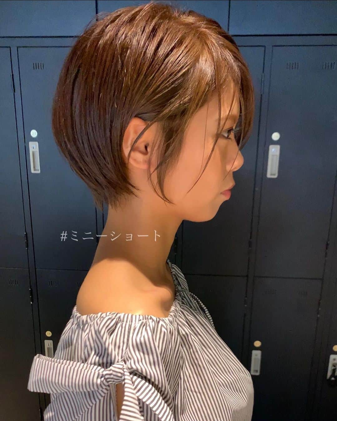 ✂︎伊輪/ショート&ボブ/銀座/渋谷/亀戸/美容師✂︎さんのインスタグラム写真 - (✂︎伊輪/ショート&ボブ/銀座/渋谷/亀戸/美容師✂︎Instagram)「✨✨✨2019年  夏  伊輪 ショートはさらに進化します✂︎✂︎✂︎✨✨✨ミニーカラー ×  ミニーショート × ✂︎✂︎✂︎✨✨✨ . ◆ 🌟 🌟2019年3月🌟2回目の個人月間指名総売上 1300万円を達成できました✨✨✨✨お客様には心より感謝申し上げます。 . そして、🌟2019年 ⚡️自分に自信がない方⚡️をTEAM伊輪でモテる（自信ももてる）女子にします😊😊😊自分なんてかわいくない。自分はブス。自分に自信がない。自分の年齢的にあきらめちゃう、自分が好きじゃない、ちょっとかわいいけどもっとかわいくなりたい方、などなど、と遠慮してしまーーーーう女性のみなさん！！そんな女性の魅力を引き出し、必ずキレイにかわいくいたします！！髪型から始まる2019年にしましょう！！！髪型変わると人生変わりますよ✨✨✨ぜひ、僕の自慢のTEAM伊輪におまかせください！！！ . そして ★AFLOATは敷居は高いと思われがちですが★そんな事はありません！！ かわいく、キレイになりたい方ならほんとーーーーーーに誰でもオーケーです！年齢も関係ないですし、自分に自信のない方ならなおさら、ウェルカムです🌟 ◆僕にしかできないカット技術✂︎✂︎✂︎◆で必ず、キレイにかわいくいたしますよ！！！😆😆😆 . ◆僕にしかできないカット技術✂︎✂︎✂︎◆ . 🌟ミニーショート♡✂︎は似合わせカット&カラーです🌟 . 年齢も関係ないです！！！ 10代〜50代、60代、70代でももちろんOKです*\(^o^)/*僕のお客様は年齢層はほんとーーーーーに幅広いので遠慮なくオーダーしください！！ . 長さのバランス、顔の大きさに、骨格、輪郭、クセ、などのその人にに合わせた、ヘアスタイルをお届けします！ . 楽しみにしていてくださいね！！ . ◆ご予約について◆ . DMが1番予約とれます🙋⭐️⭐️⭐️ 遠慮なく、直接のメッセージください⭐️⭐️⭐️ 突然でも、深夜でも、夜中でもいつでも遠慮なく連絡くださーーーい！！ .  銀座店.渋谷店はネット予約枠が少ないためお電話ですと予約取れます⭐️ .  銀座店 03-5524-0701 渋谷店 03-6455-1640 亀戸店 03-5875-5992 . 『僕にしかできない似合せますカット』技術で必ずかわいくしますのでぜひ、担当させてくださいね。 . ★僕らにしかできない★TEAM伊輪のアシスタント5名 ✨✨✨✨✨✨✨✨✨✨✨ ◆ TEAM伊輪 の女性カラーリスト◆ ★藤崎 @yuzu.natu  カラーの知識と経験をもったスペシャリスト揃い！カウンセリングさせていただき、 女性目線でのデザインとお客様のニーズを融合して、カラーを提案させていただきます . ☑︎赤味や黄味を消したい ☑︎パサついて見えない艶カラーがしたい ☑︎暗くてもキレイなカラーがしたい ☑︎職場でも大丈夫なカラー ☑︎白髪染めでもキレイにカラーしたい ☑︎ハイライトなどもしてみたい ☑︎人とは違うオシャレカラーがしたい . などなど、1度ご相談ください♪🌟 . ◆TEAM伊輪のストレート担当◆ ★新野さん @niinyo_san  お客様のストレートやパーマのカウンセリングさせていただき、提案、相談を担当しています。1日に4.5人のお客様のストレートをしている経験値と豊富な知識、ダメージを理解したマニアックなお薬選定をし、そのお客様にあったパーマを行います！！ . ★ ★長田君 @takaragram_  が6月1日にデビューしました！！ . 僕の自慢のTEAM伊輪にぜひ会いに来てください。 TEAM全員で必ずお客様を幸せにいたします😆😆😆 . ◆ネットでご予約が✖︎の場合◆でもお電話だとご予約可能です！！お気軽にお電話ください。 女性レセプションさんが対応させていただきます。 . 銀座店 03-5524-0701 渋谷店 03-6455-1640 亀戸店 03-5875-5992 . ◆料金・出勤スケジュール◆に関しては プロフィールのウブサイトクイック⭐️」7月14日 20時57分 - iwa_short