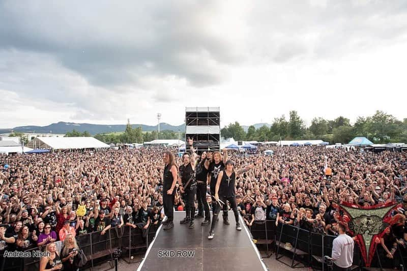 レイチェル・ボランさんのインスタグラム写真 - (レイチェル・ボランInstagram)「Let’s go bowling motherfucker!!! @bangyourheadfestival @scottihill @zptheart @snakesabo16 @robhammersmith #rock #live #germany  #2019 📸 Andreas Nisch」7月14日 21時00分 - officialrachelbolan