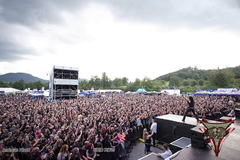 レイチェル・ボランさんのインスタグラム写真 - (レイチェル・ボランInstagram)「Let’s go bowling motherfucker!!! @bangyourheadfestival @scottihill @zptheart @snakesabo16 @robhammersmith #rock #live #germany  #2019 📸 Andreas Nisch」7月14日 21時00分 - officialrachelbolan