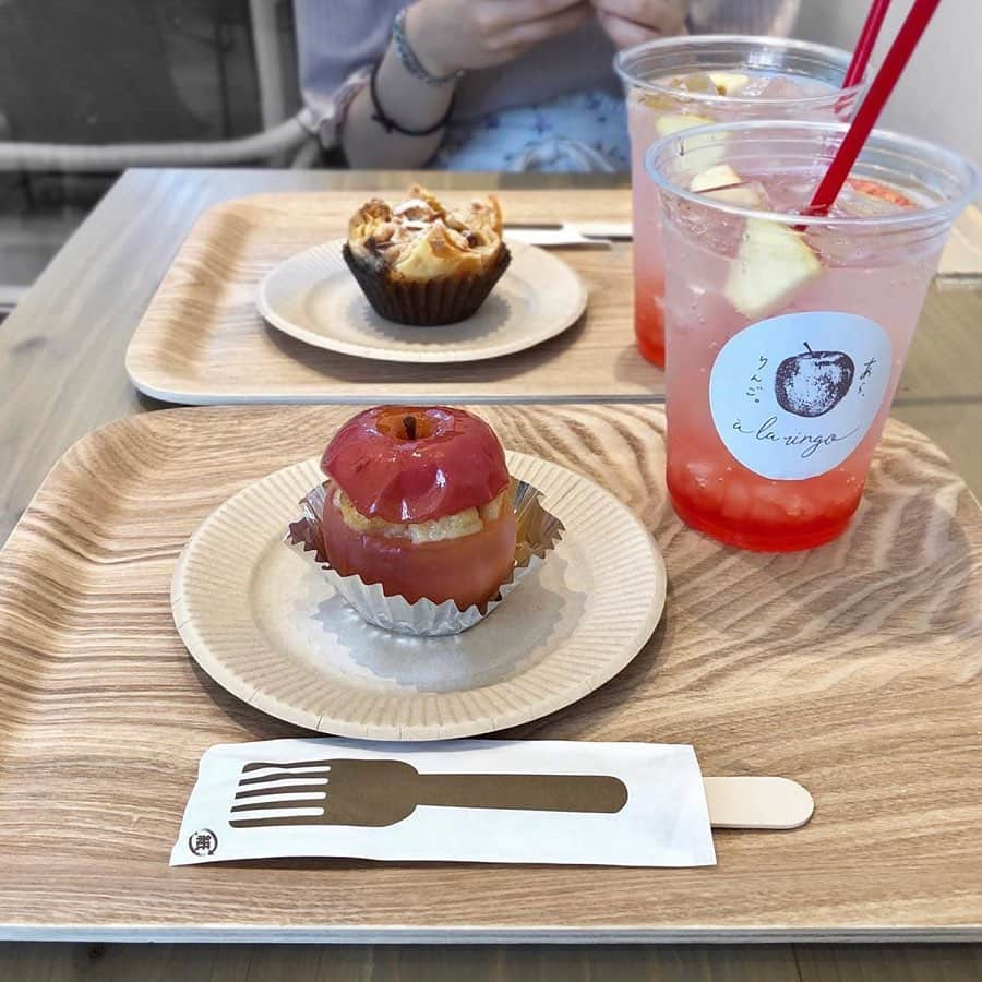 Nom de plumeさんのインスタグラム写真 - (Nom de plumeInstagram)「﻿ 神戸の青森りんご専門店﻿ 【あら、りんご。】🍎﻿ ﻿ 1階は林檎ジュースや﻿ 林檎を使用したスイーツがずらり♡﻿ 2階のカフェスペースでは﻿ 「りんご農家さんの思いをそのままスイーツに。」﻿ のコンセプト通り新鮮な﻿ 林檎を使用したスイーツや﻿ ドリンクが楽しめます✨﻿ ﻿ 中でも、自家製りんごシロップが香る﻿ 見た目も爽やかな﻿ りんごサイダーが人気みたい🌹💗﻿ ﻿ 青森りんごの魅力を感じられる﻿ ユニークなカフェ、﻿ ぜひ訪れてみてね😻﻿ ﻿ 📍アクセス﻿ 兵庫県神戸市中央区下山手通﻿ 3-10-1TRSXビル1,2階﻿ ﻿ ﻿ 🎀photo by 🎀﻿ ・@y.hama_mono01 ・@midori1215 ・@akringo_yun03 ・@tensi_pattun ﻿ ◇◇◇◇◇◇◇◇◇◇◇◇◇◇◇◇◇◇◇◇◇◇◇◇◇◇◇◇◇﻿ ﻿ #nomdeplume #あらりんご #神戸 #神戸カフェ #三宮カフェ #三宮 #元町 #元町カフェ #リンゴ専門店 #alaringo ﻿#りんご」7月14日 21時00分 - nomde_official