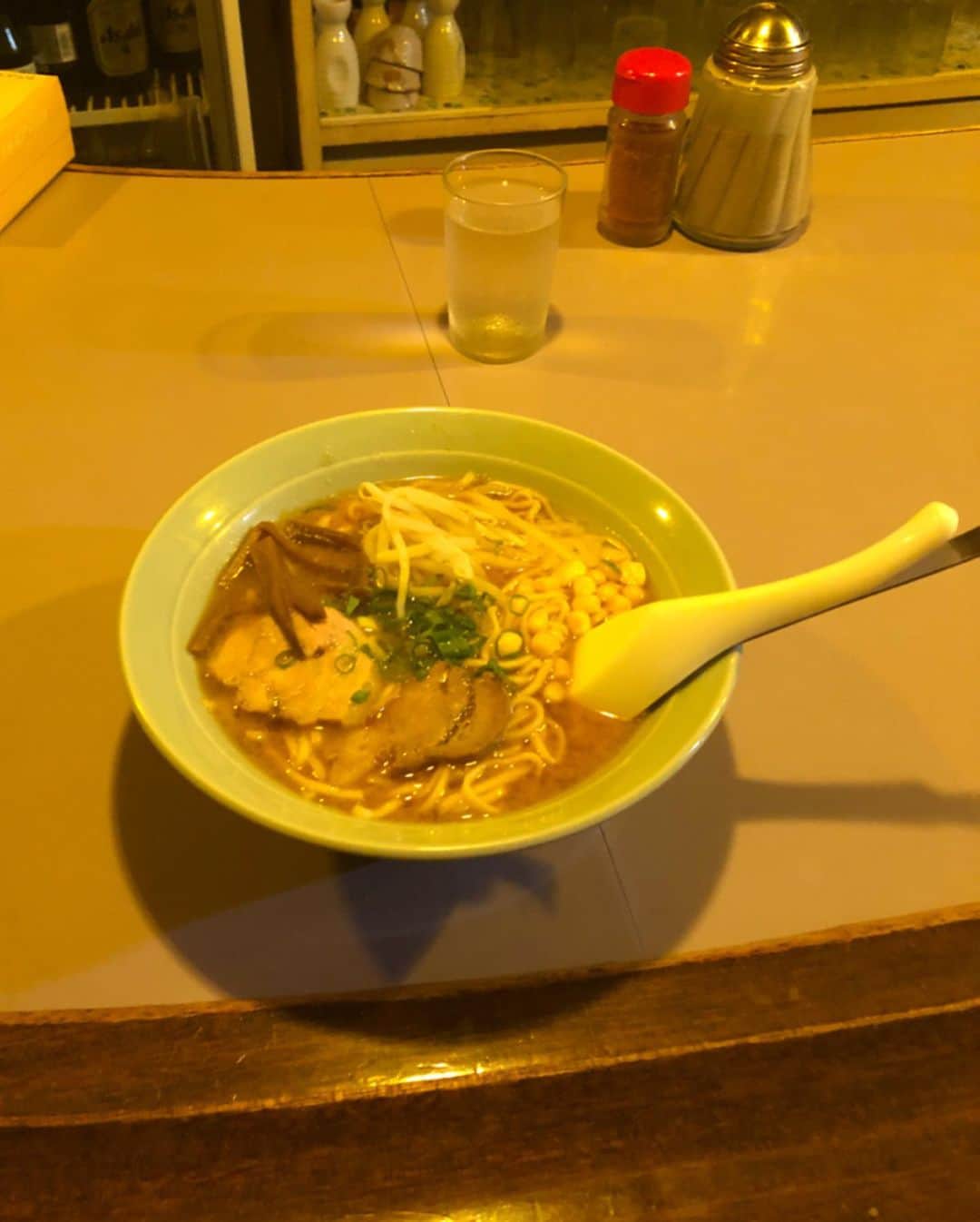 のインスタグラム：「尾道。 福岡から広島へ来ました 昨日はディープな夜の尾道を、、、 尾道の活性化をする皆さんと一緒に過ごせました！ やっぱり尾道の方たちの 一人一人の生きる力や技術がかっこいいです。 そして「個々のらしさ」が素晴らしい街！！！ #尾道 #広島」