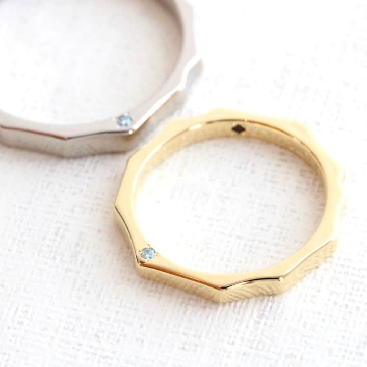 ith / イズ オーダメイド結婚指輪さんのインスタグラム写真 - (ith / イズ オーダメイド結婚指輪Instagram)「“側面に宝石を留めたいんです” と、 お二人ならではの 指輪のアレンジが決まりました。 . 指輪のデザインは、シンプルで キラキラ輝く《ルーチェ》をチョイス。 . ランダムに切り替わる面の えぐれたような立体感が、 光を乱反射させて煌めきます。 . シンプルだけど、デザインコンシャスな 特別な結婚指輪が仕上がりました。 . . 参考価格：ルーチェ K18/男性：92,000円〜 K18/女性：82,000円〜 . . ithの指輪を  #イズマリッジ とつけて投稿してください🤳✨ 7/31(水)までInstagramキャンペーン開催中🎁🍀 . #結婚指輪 #婚約指輪 #プロポーズ  #マリッジリング #エンゲージリング  #指輪 #ダイヤモンド #ブライダルジュエリー  #婚約 #プレ花嫁 #ペアリング #指輪選び  #ウェディングドレス #ナチュラルウェディング  #指輪探し #結婚指輪探し #ゴールドリング  #オーダーメイドリング #結婚式準備  #2019秋婚 #2019冬婚 #2020春婚 #令和婚  #一生もの #オリジナル  #カラーストーン #シンプルリング」7月14日 21時00分 - ith_marriage