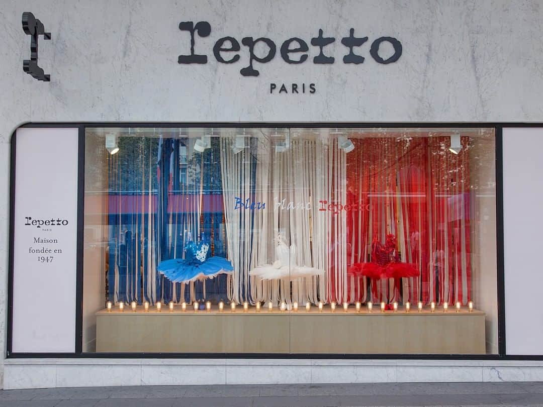 Repettoさんのインスタグラム写真 - (RepettoInstagram)「Célébrons la Fête Nationale du 14 juillet.  Celebrating the National Day. . #Repetto #14juillet #NationalDay #BleuBlancRouge」7月14日 21時01分 - repettoparis