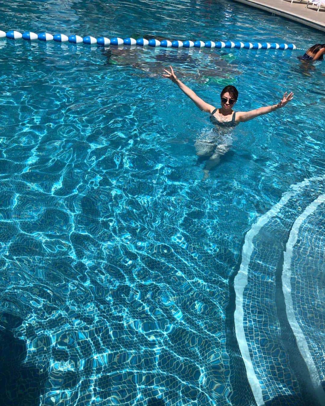 中川愛海さんのインスタグラム写真 - (中川愛海Instagram)「hawaii🌺part8 めぐとプール！昨日買った水着を早速！ よく泳いでよくはしゃぎました！ 夜ご飯まで時間が近かったから運動！ @ami_nakagawa_  #中川愛海 #hawaii #amyuranhawaii #ilikaihotelandluxurysuites」7月14日 21時01分 - ami_nakagawa_