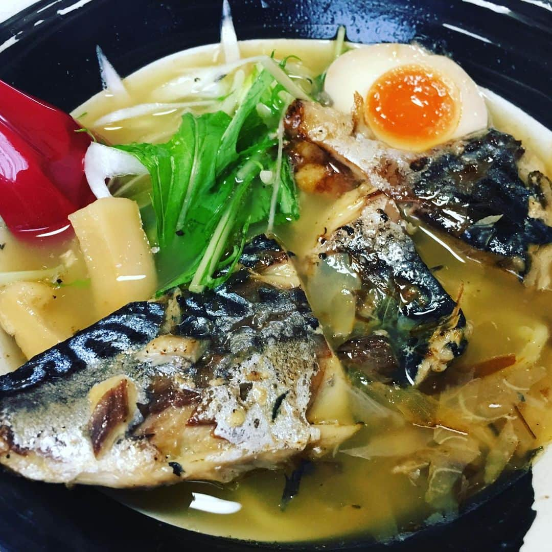 宮田麺児さんのインスタグラム写真 - (宮田麺児Instagram)「奇跡的に雨がやんだ！！ 田んぼの様子をみに行くリターン決行！ 農家さんから 田んぼの話を聞いて 田んぼも生きている 微生物が育ててる事が分かった！ 帰りは皆で鯖ラーメン！！ 最高の一日！  #稲#ヒエ#稗#稲の偽物ひえ#山田錦#田んぼ」7月14日 21時12分 - miyatamenji