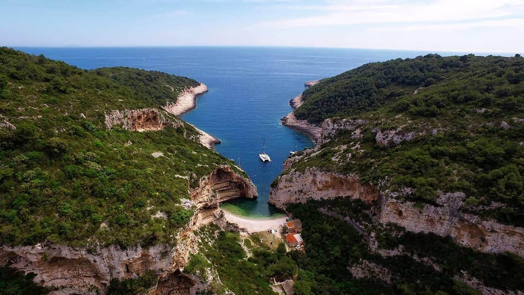 マリン・チリッチさんのインスタグラム写真 - (マリン・チリッチInstagram)「From sunrise to sunset, Croatia is filled with beauty. When are you coming? 😎🌊☀️⛵⠀⠀ ⠀⠀ #croatiafulloflife 📸: Ivo Biočina/HTZ⠀⠀ ⠀」7月14日 21時08分 - marincilic