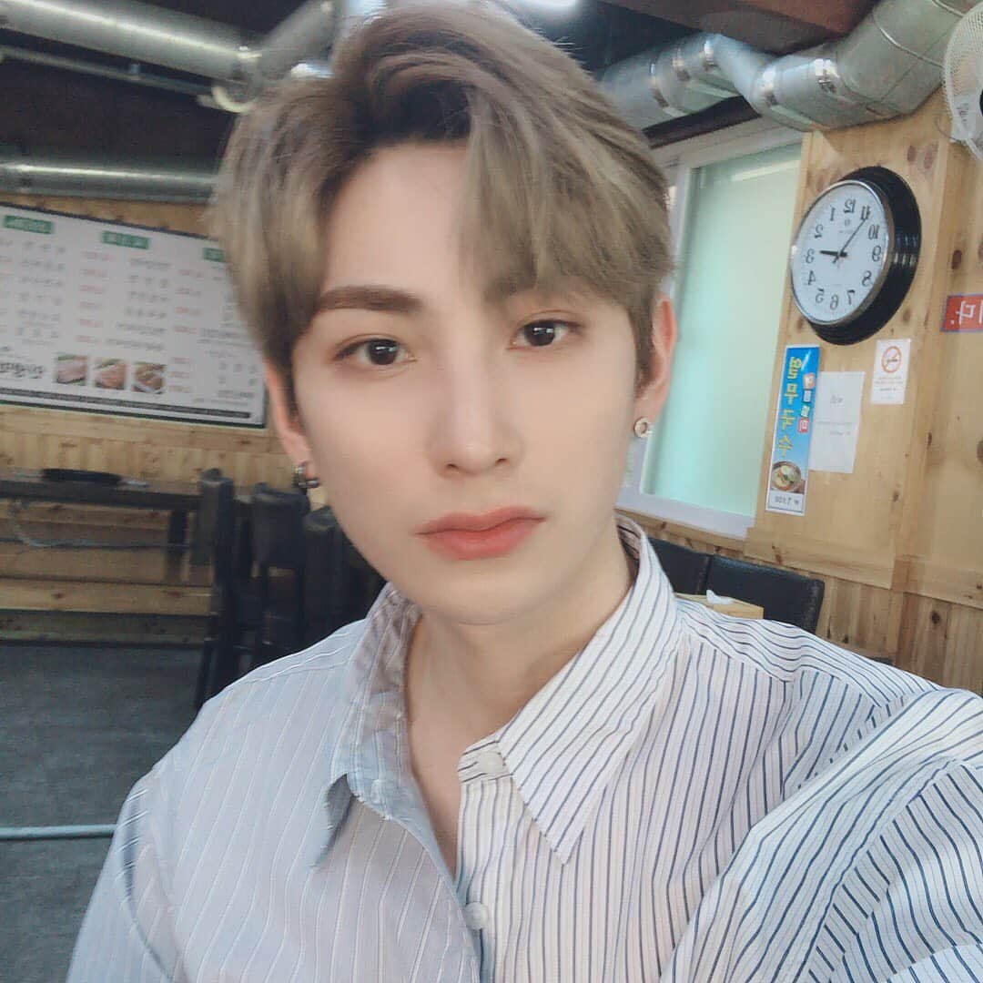 IN2ITさんのインスタグラム写真 - (IN2ITInstagram)「젝젝 핸드폰 앨범 많이 궁금하시죠??? 히얼 유 알~~~~🦡🦡 ㅤㅤ Wanna see JekJek’s selfies in my phone?? HERE YOU ARE~~ 🍯🍯 ㅤㅤ 你們是不是很好奇傑傑電話裡的照片呢？來 都給你們～～🏀🏀 ㅤㅤ #인투잇 #인투유 #아이젝 #IN2IT #IN2U #Isaac #젝그 #젝젝앨범털이 #주말은인투잇하십시오 #계속내얼굴만나와서미안해요 #사진들더많은데10장밖에못올리니까또다시올릴게요 #Throwback #Tbt #Weekend #GambarYangLamaFahamSayalaOk #TapiWalaupunLamaMasihHandsomeLa #GambarBanyakLagiTapiInstaSepuluhHelaiGambarJe #TungguPart2La #都是我的臉不要嫌棄 #真的還有很多要上傳的 #可是最多只能10張我也沒辦法 #反正週末還是很悶的話給IN2IT寫一些情話吧 #顆顆」7月14日 21時09分 - official_in2it