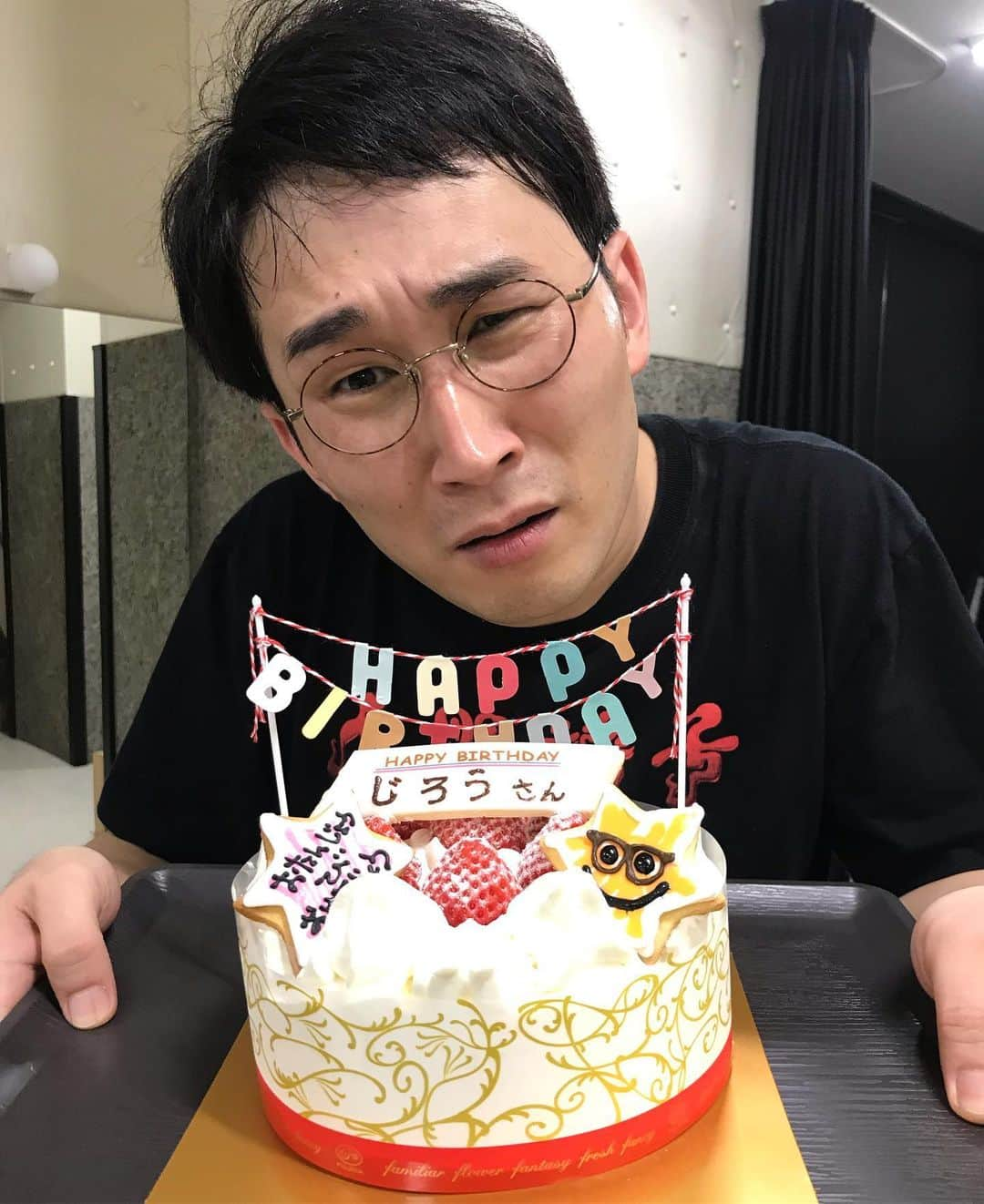 じろうさんのインスタグラム写真 - (じろうInstagram)「エンディングでくっせぇケーキが出てきたよ。 ありがとう🙋‍♀️🙋‍♀️🙋‍♀️」7月14日 21時20分 - sissonne_jiro