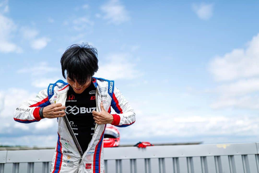 松下信治のインスタグラム：「Difficult weekend for us...but good fighting again. There is some work to do with Carlin together. We will be back strong in Hungary !! シルバーストーン、難しい週末でした。今日は7位。またいい週末を目指して引き続き全力で頑張ります😃」
