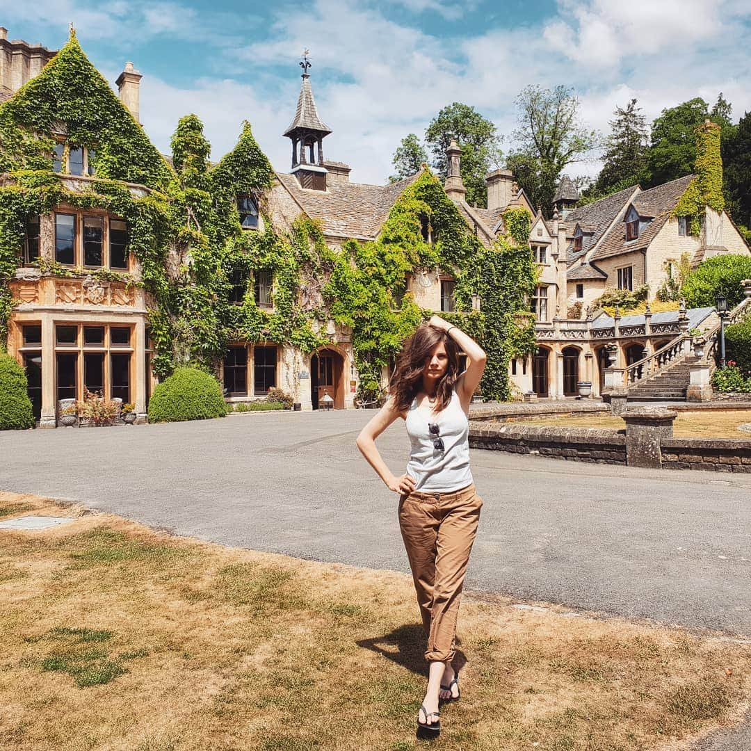 Joyce Ilgさんのインスタグラム写真 - (Joyce IlgInstagram)「Who wants to live here??? 🏰🏰🏰 Ich schlenderte ganz natürlich vor meinem Anwesen durch den prunkvollen Garten als @chrishalb12 einen Schnappschuss von mir machte. Leider nein, leider gar nicht. Das war letztes Jahr in Südengland. Wir (Chris, @marc_rene_lochmann & ich) entdeckten dieses Gebäude durch ein riesiges Tor als uns jemand einlud herein zu kommen, es sei offen für alle. Wie wunderschön! Und wie natürlich ich mich dort bewegte 😂💪. #throwback #southengland #südengland #castle #beautifulplace」7月14日 21時13分 - joyceilg