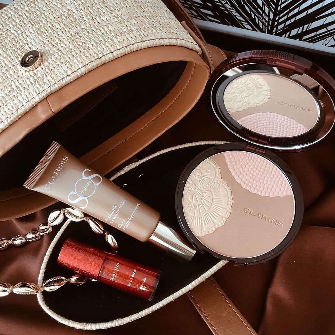 Clarins Middle Eastさんのインスタグラム写真 - (Clarins Middle EastInstagram)「بشرة متألقة بفضل غلو تو غو من مجموعة الصيف. ما هي المستحضرات التي ترافقك دائماً؟ Glow on the go! What summer essentials are always in your bag? 📷: @chicandswiss #ClarinsMakeup #كلارنس #Clarins」7月14日 21時13分 - clarinsmiddleeast