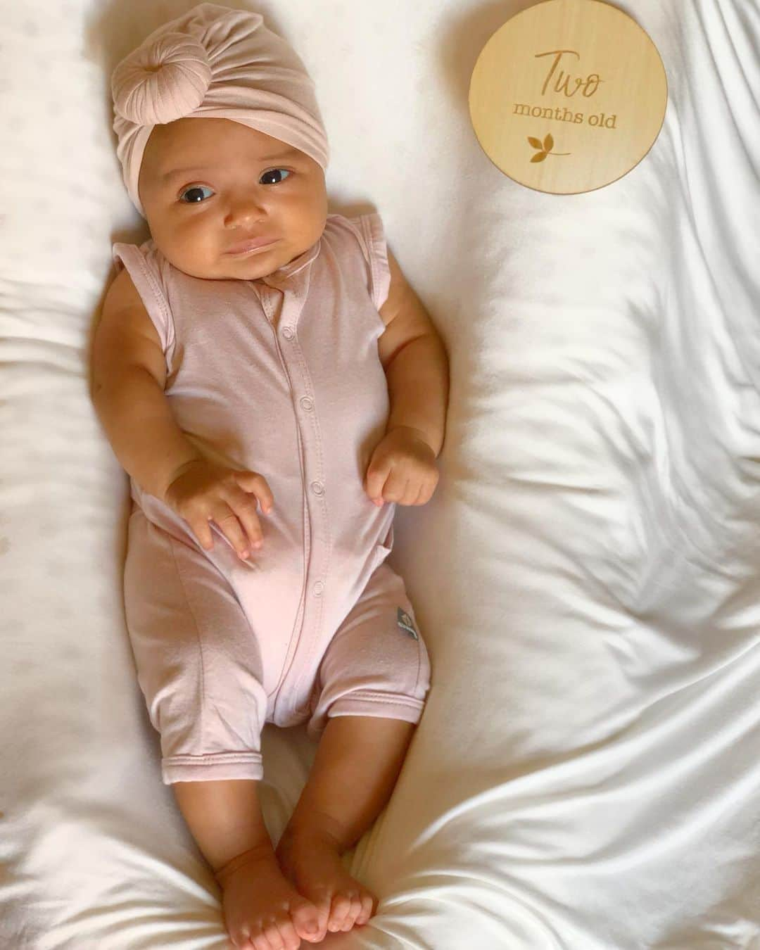 ジェマ・マリンさんのインスタグラム写真 - (ジェマ・マリンInstagram)「🎂🎂🎂2 Months Old🎂🎂🎂 And my baby only gets cuter and cuter 😍 I’m completely in love with her❤️ Daniela is still crying a lot, but it’s been better than the first month😅👏 At least She is sleeping very well, from 11pm till 6am most of the nights!! Also knows how to roll to both sides, puts her hands in her mouth, and moves herself on the bed pushing with her legs.. 🤪 Is a strong baby!! Happy 2 Months old doll!! . . 🎂🎂🎂2 meses 🎂🎂🎂Y cada día está más bonita 😍 Estoy completamente enamorada de ella❤️ Daniela sigue llorando mucho, pero ha sido mejor que el primer mes😅👏 Al menos está durmiendo Muy bien, de 11pm a 6am la mayoría de las noches del tiron !! También sabe girarse hacia ambos lados, se pone las manos en la boca y se mueve sobre la cama empujando con las piernas. 🤪 ¡¡Es una bebé fuerte !! Feliz 2 meses muñeca mia!! . . #2monthsold #babygirl #love #cute #proudmom #bebe #bonita #amor」7月14日 21時16分 - gemma_marin