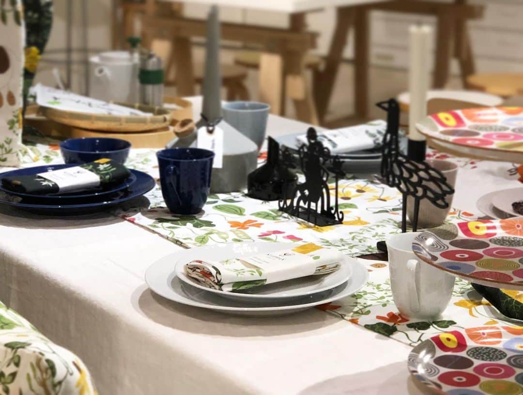 ecomfort（エコンフォート）さんのインスタグラム写真 - (ecomfort（エコンフォート）Instagram)「#本日のサステイナブル商品  #Rorstrand ステキなダイニング。 こんなステキな食卓だったらいいのになと誰もが憧れますよね。 いっぺんに変えるのは大変だけれども、まずはお皿から変えてみるのはいかがでしょうか？？ ecomfort Houseでは ・マグカップ ・ボール ・21cmプレート ・27cmプレート 以上の4種類の食器を ・ローズ ・アイスグレー ・スノーホワイト ・ダークブルー 以上の4色でご用意しています！ #SwedishGrace 夏風にそよぐ麦の穂を描いたクラシックな食器シリーズ  シンプルなデザインと優しい色使い、器とお料理の組み合わせは日本の食卓にも合うこと間違いなし！ #スウェーディッシュグレース の気品ある食卓をぜひ毎日お楽しみください🍳 #ecomforthouse🏠  宮下織絵 . . #ecomfort  #雑貨 #北欧デザイン #雑貨 #エコンフォート #エコンフォートハウス #表参道 #明治神宮前 #青山 #ファンブリック #テキスタイル #ナチュラル #自然な暮らしを作る #今日の買い物が未来をかえる  #サスティナブル  #デザイン  #サステイナブルのすすめ」7月14日 21時19分 - ecomfort_eoct
