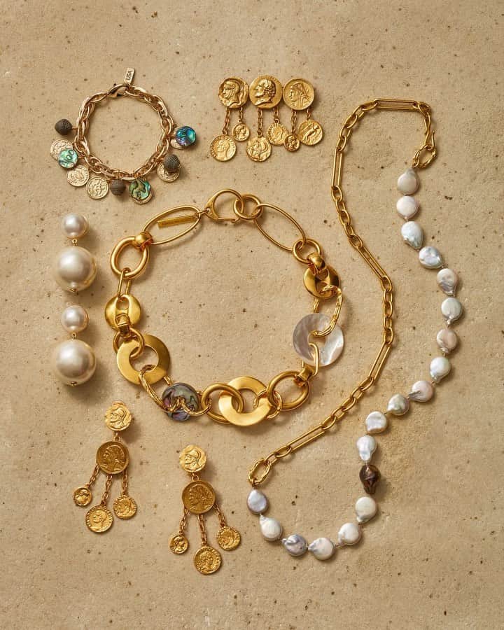 Saks Fifth Avenueのインスタグラム：「HIDDEN TREASURES: Make a statement this summer with pearls, chains and coin chandeliers courtesy of @oscardelarenta, @akolajewelry, @lfjewels and @lele_sadoughi. #SaksRocks」
