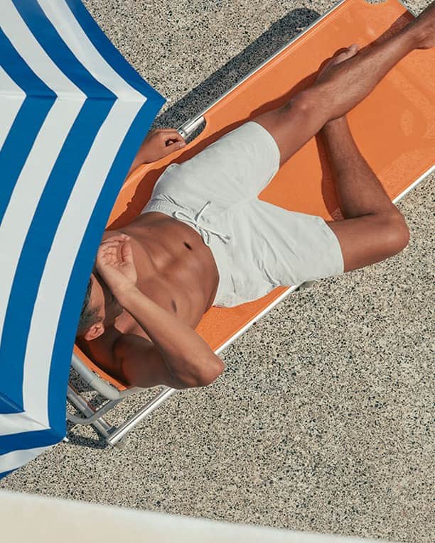 MR PORTERのインスタグラム：「Dive into your vacation with our pick of the best swim shorts. Meet you by the pool. ⁠ -⁠ Head to the link in bio for our edit. Swimshorts @hartford 1170966 #MRPORTER」